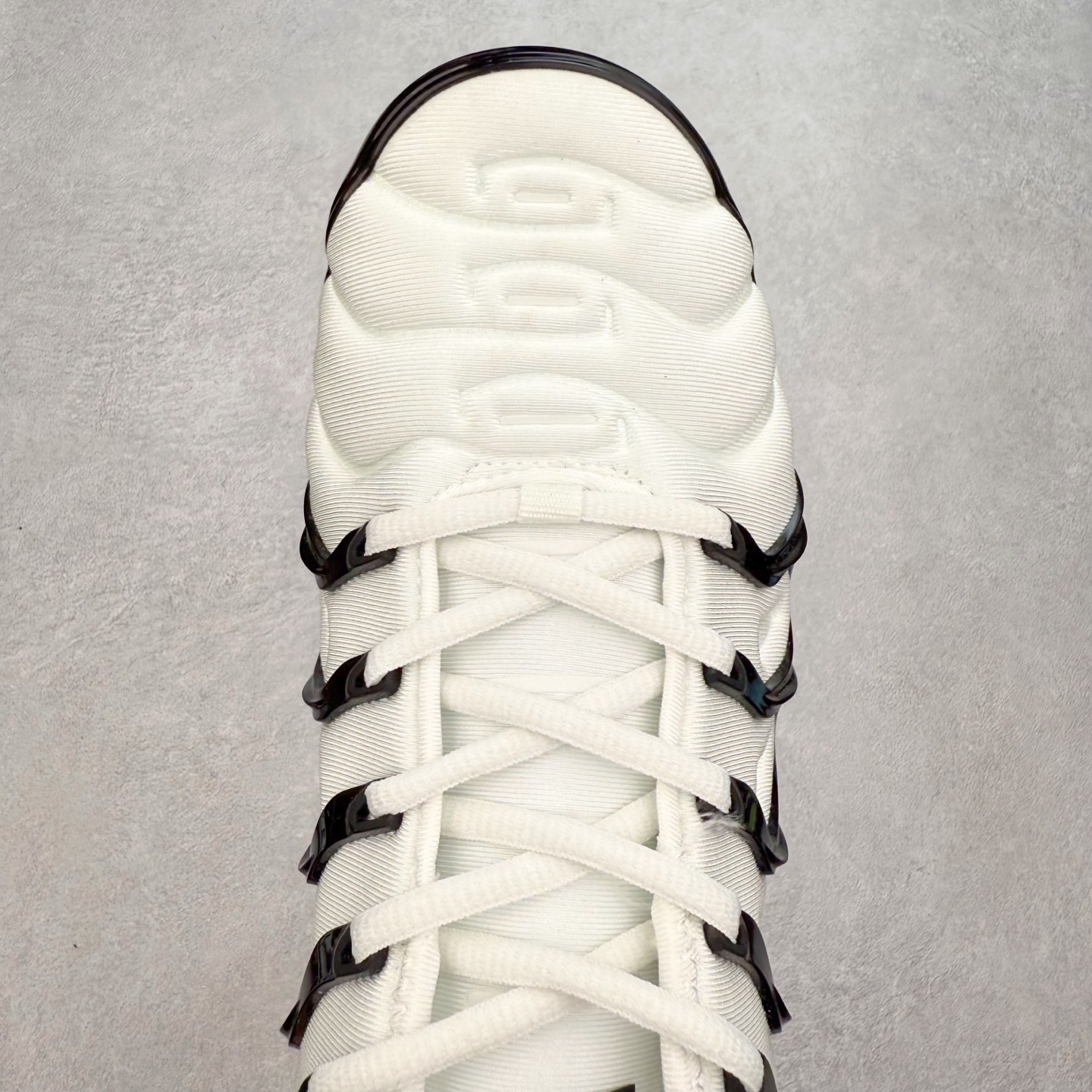 图片[4]-NK Vapormax Plus Air Rainbow 时尚运动拼接减震防滑轻便低帮大气垫跑步鞋 鞋面采用独特的波浪线条设计，其灵感来源于棕榈树叶，同时加载当年 Nike 推崇的缓震技术 Tuned Air，让其时至今日依然有自己独特的科技属性。据小编本人观察，在前两年还未兴起复古老爹鞋之前，这款跑鞋在国外街头的上脚频率相当之高，可见老外对其 “丑帅” 的设计情有独钟。尺码：36 36.5 37.5 38 38.5 39 40 40.5 41 42 42.5 43 44 44.5 45 46 47.5-选品中心