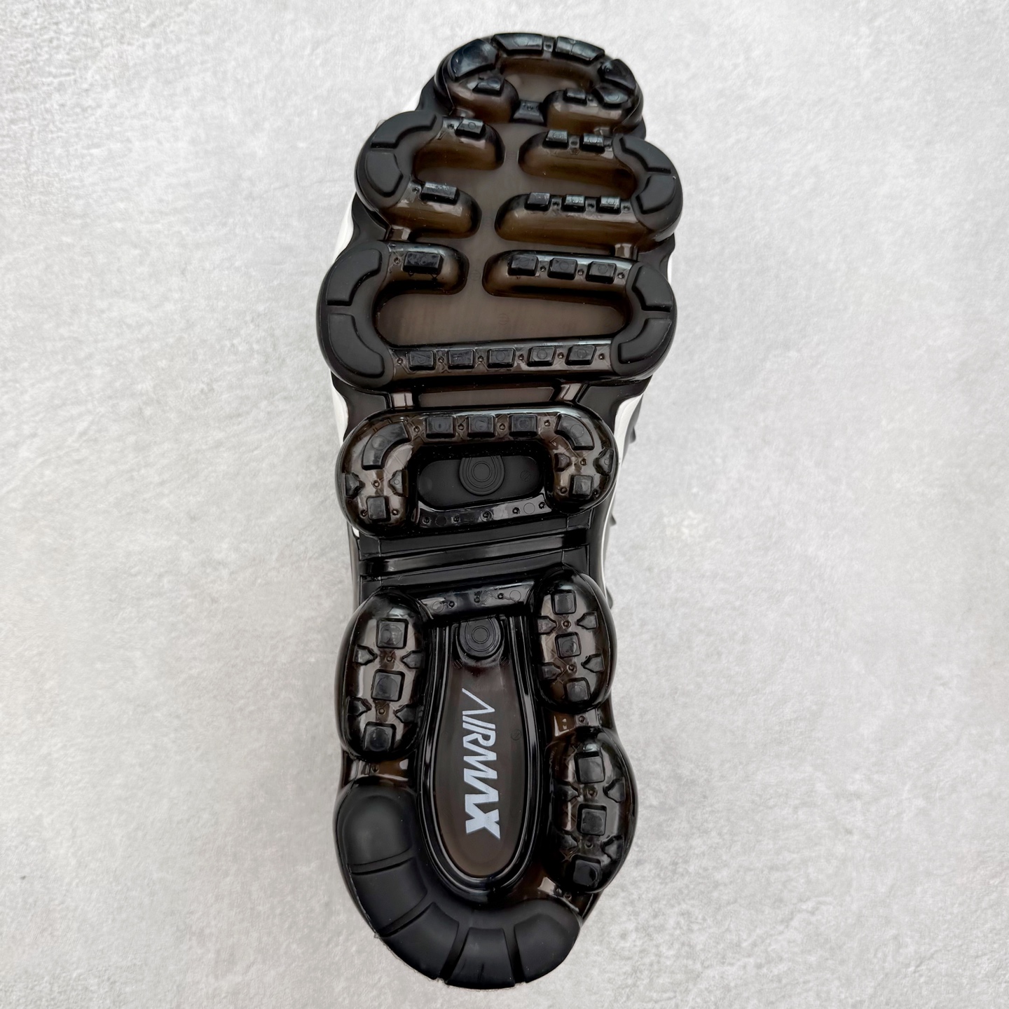 图片[9]-NK Vapormax Plus Air Rainbow 时尚运动拼接减震防滑轻便低帮大气垫跑步鞋 鞋面采用独特的波浪线条设计，其灵感来源于棕榈树叶，同时加载当年 Nike 推崇的缓震技术 Tuned Air，让其时至今日依然有自己独特的科技属性。据小编本人观察，在前两年还未兴起复古老爹鞋之前，这款跑鞋在国外街头的上脚频率相当之高，可见老外对其 “丑帅” 的设计情有独钟。尺码：36 36.5 37.5 38 38.5 39 40 40.5 41 42 42.5 43 44 44.5 45 46 47.5-选品中心