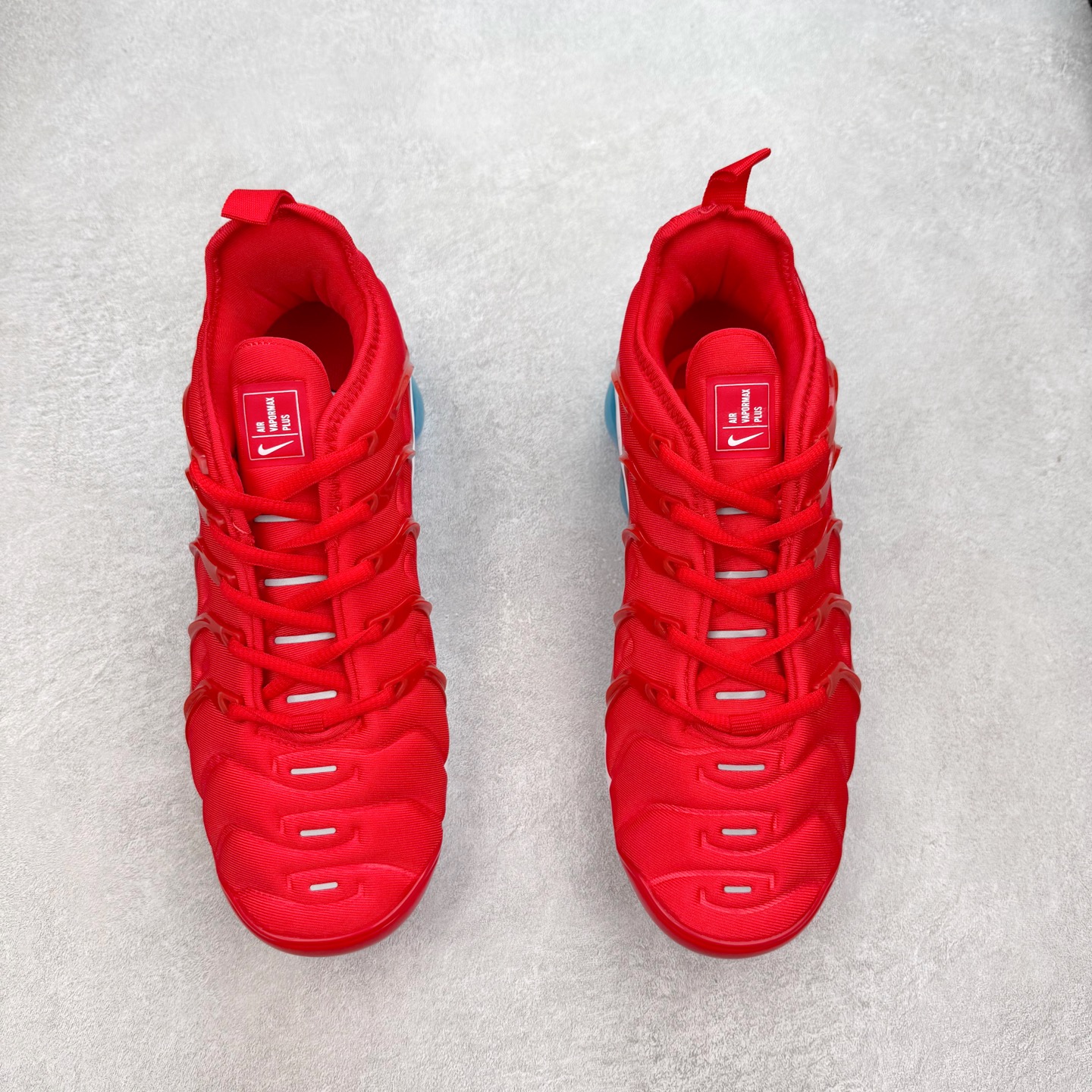 图片[2]-NK Vapormax Plus Air Rainbow 时尚运动拼接减震防滑轻便低帮大气垫跑步鞋 鞋面采用独特的波浪线条设计，其灵感来源于棕榈树叶，同时加载当年 Nike 推崇的缓震技术 Tuned Air，让其时至今日依然有自己独特的科技属性。据小编本人观察，在前两年还未兴起复古老爹鞋之前，这款跑鞋在国外街头的上脚频率相当之高，可见老外对其 “丑帅” 的设计情有独钟。尺码：36 36.5 37.5 38 38.5 39 40 40.5 41 42 42.5 43 44 44.5 45 46 47.5-选品中心