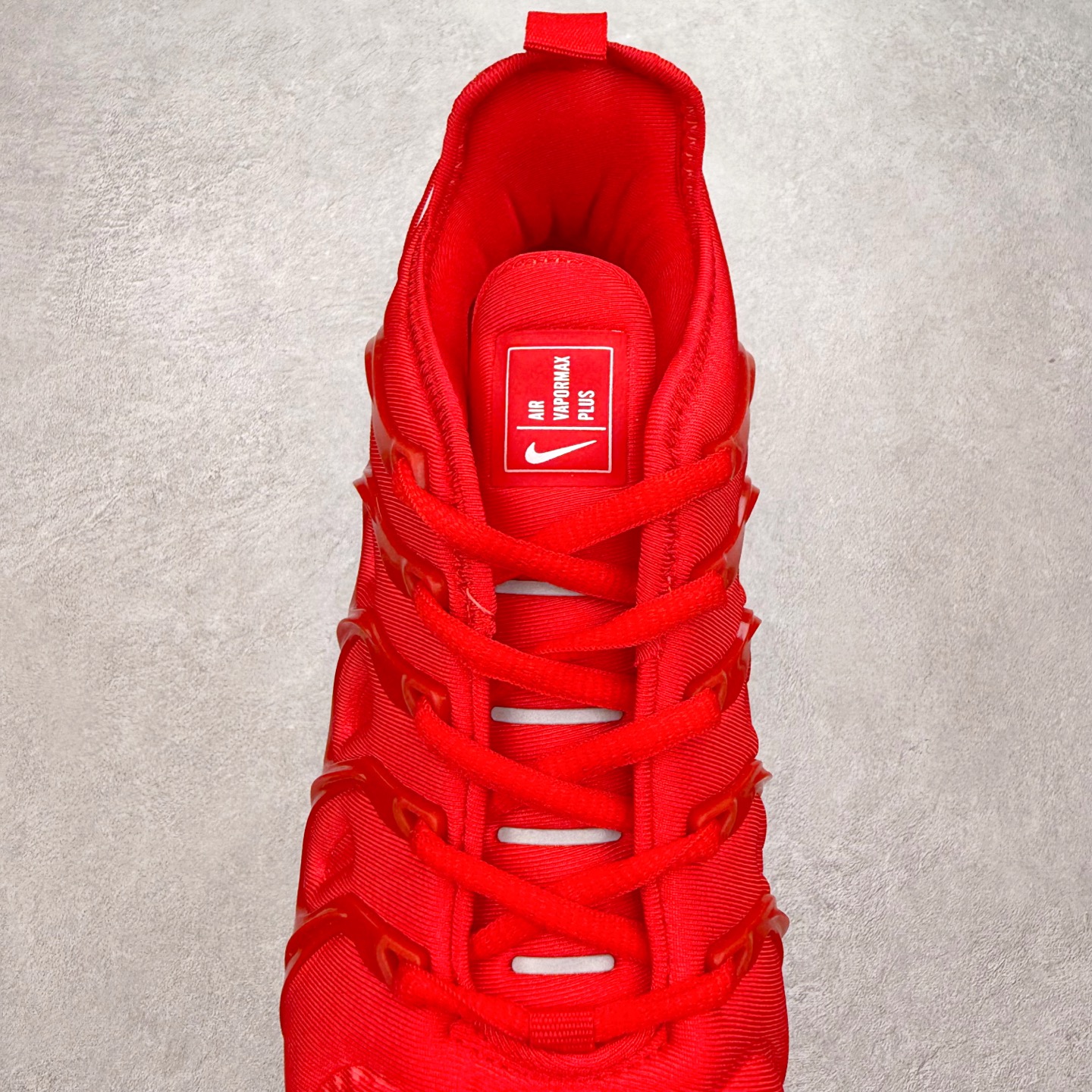 图片[5]-NK Vapormax Plus Air Rainbow 时尚运动拼接减震防滑轻便低帮大气垫跑步鞋 鞋面采用独特的波浪线条设计，其灵感来源于棕榈树叶，同时加载当年 Nike 推崇的缓震技术 Tuned Air，让其时至今日依然有自己独特的科技属性。据小编本人观察，在前两年还未兴起复古老爹鞋之前，这款跑鞋在国外街头的上脚频率相当之高，可见老外对其 “丑帅” 的设计情有独钟。尺码：36 36.5 37.5 38 38.5 39 40 40.5 41 42 42.5 43 44 44.5 45 46 47.5-选品中心