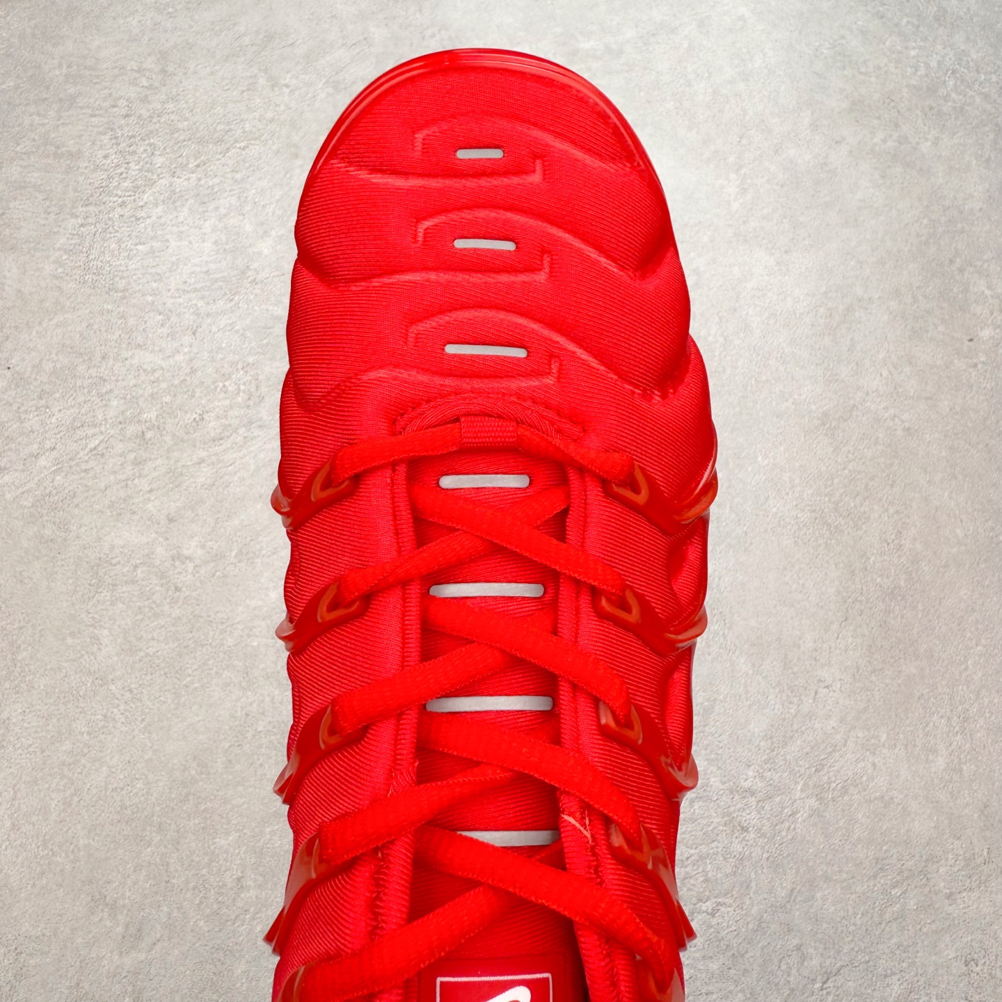 图片[4]-NK Vapormax Plus Air Rainbow 时尚运动拼接减震防滑轻便低帮大气垫跑步鞋 鞋面采用独特的波浪线条设计，其灵感来源于棕榈树叶，同时加载当年 Nike 推崇的缓震技术 Tuned Air，让其时至今日依然有自己独特的科技属性。据小编本人观察，在前两年还未兴起复古老爹鞋之前，这款跑鞋在国外街头的上脚频率相当之高，可见老外对其 “丑帅” 的设计情有独钟。尺码：36 36.5 37.5 38 38.5 39 40 40.5 41 42 42.5 43 44 44.5 45 46 47.5-选品中心