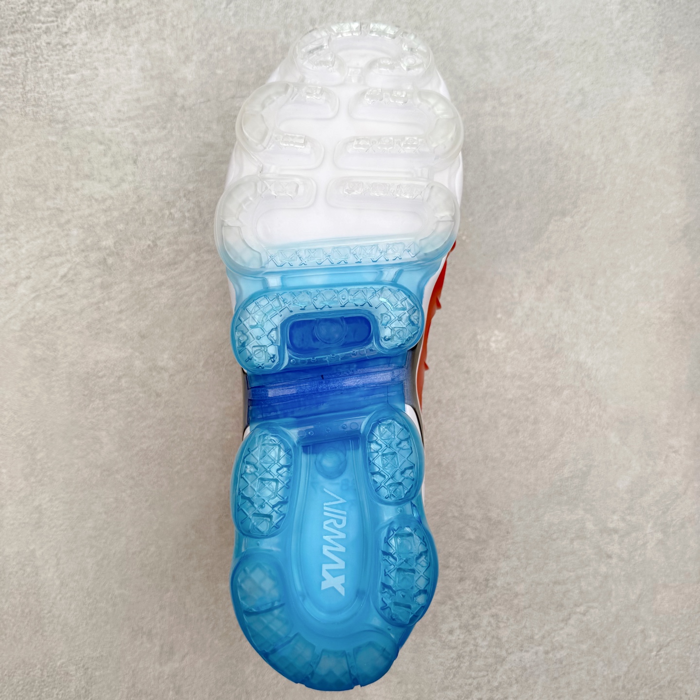 图片[9]-NK Vapormax Plus Air Rainbow 时尚运动拼接减震防滑轻便低帮大气垫跑步鞋 鞋面采用独特的波浪线条设计，其灵感来源于棕榈树叶，同时加载当年 Nike 推崇的缓震技术 Tuned Air，让其时至今日依然有自己独特的科技属性。据小编本人观察，在前两年还未兴起复古老爹鞋之前，这款跑鞋在国外街头的上脚频率相当之高，可见老外对其 “丑帅” 的设计情有独钟。尺码：36 36.5 37.5 38 38.5 39 40 40.5 41 42 42.5 43 44 44.5 45 46 47.5-选品中心