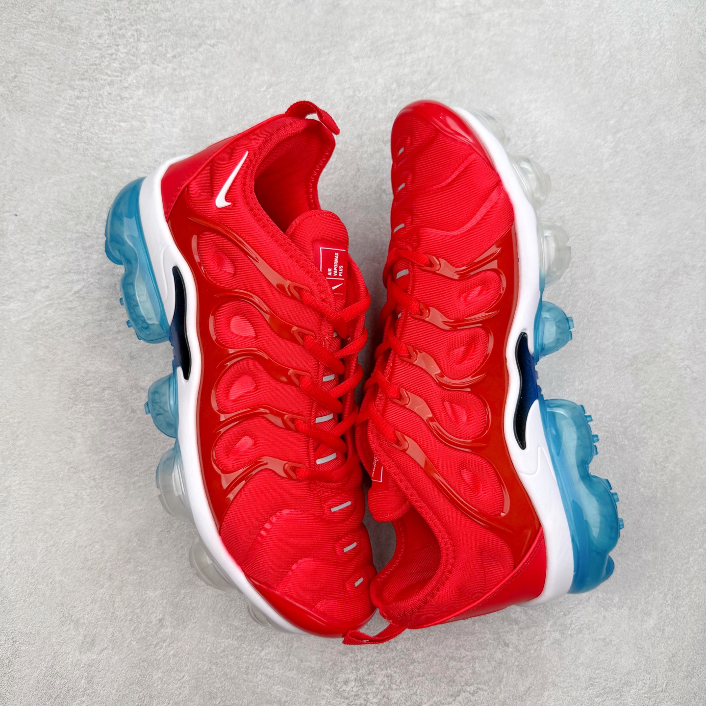 图片[3]-NK Vapormax Plus Air Rainbow 时尚运动拼接减震防滑轻便低帮大气垫跑步鞋 鞋面采用独特的波浪线条设计，其灵感来源于棕榈树叶，同时加载当年 Nike 推崇的缓震技术 Tuned Air，让其时至今日依然有自己独特的科技属性。据小编本人观察，在前两年还未兴起复古老爹鞋之前，这款跑鞋在国外街头的上脚频率相当之高，可见老外对其 “丑帅” 的设计情有独钟。尺码：36 36.5 37.5 38 38.5 39 40 40.5 41 42 42.5 43 44 44.5 45 46 47.5-选品中心