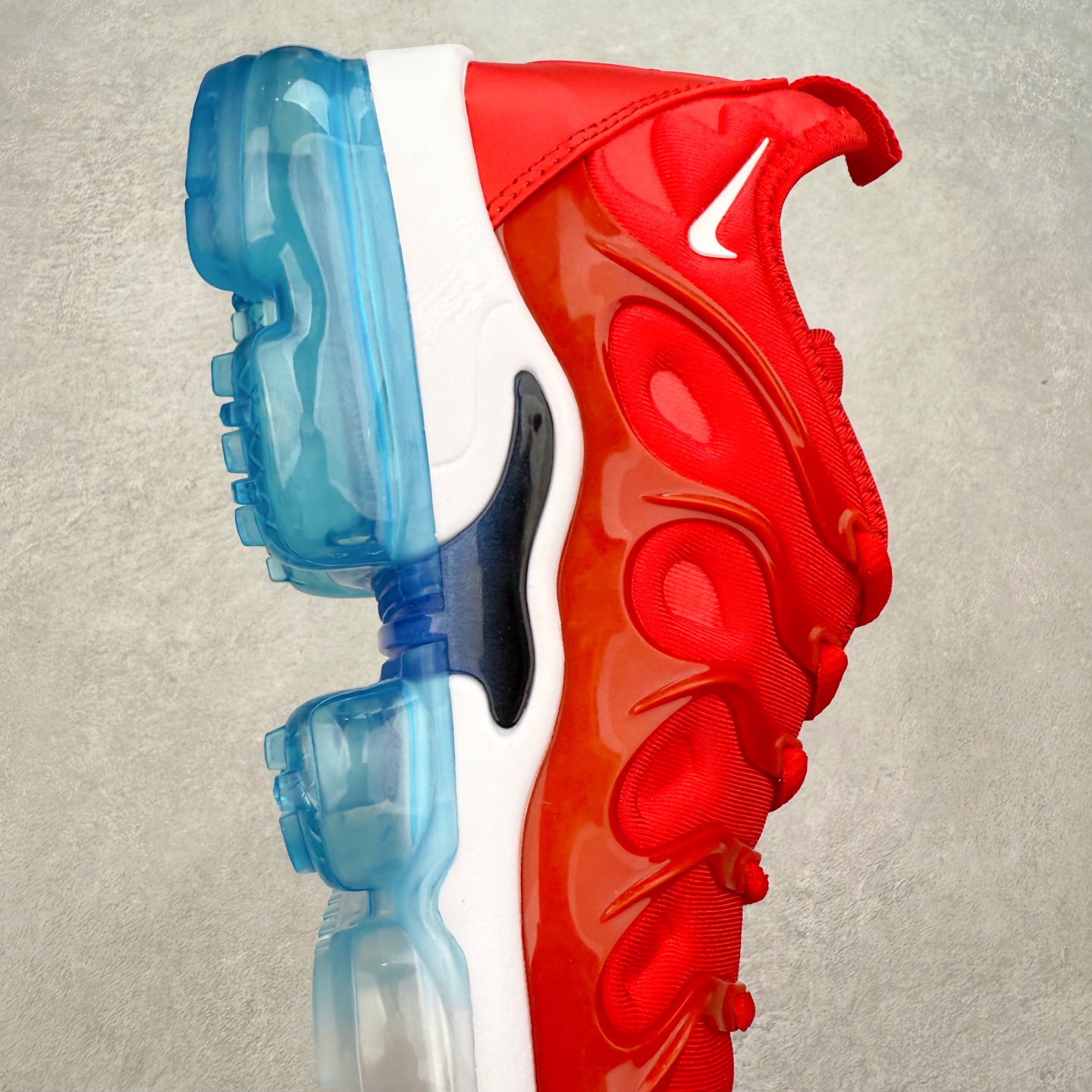 图片[6]-NK Vapormax Plus Air Rainbow 时尚运动拼接减震防滑轻便低帮大气垫跑步鞋 鞋面采用独特的波浪线条设计，其灵感来源于棕榈树叶，同时加载当年 Nike 推崇的缓震技术 Tuned Air，让其时至今日依然有自己独特的科技属性。据小编本人观察，在前两年还未兴起复古老爹鞋之前，这款跑鞋在国外街头的上脚频率相当之高，可见老外对其 “丑帅” 的设计情有独钟。尺码：36 36.5 37.5 38 38.5 39 40 40.5 41 42 42.5 43 44 44.5 45 46 47.5-选品中心