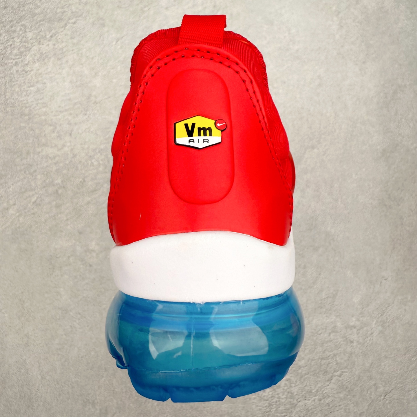 图片[8]-NK Vapormax Plus Air Rainbow 时尚运动拼接减震防滑轻便低帮大气垫跑步鞋 鞋面采用独特的波浪线条设计，其灵感来源于棕榈树叶，同时加载当年 Nike 推崇的缓震技术 Tuned Air，让其时至今日依然有自己独特的科技属性。据小编本人观察，在前两年还未兴起复古老爹鞋之前，这款跑鞋在国外街头的上脚频率相当之高，可见老外对其 “丑帅” 的设计情有独钟。尺码：36 36.5 37.5 38 38.5 39 40 40.5 41 42 42.5 43 44 44.5 45 46 47.5-选品中心