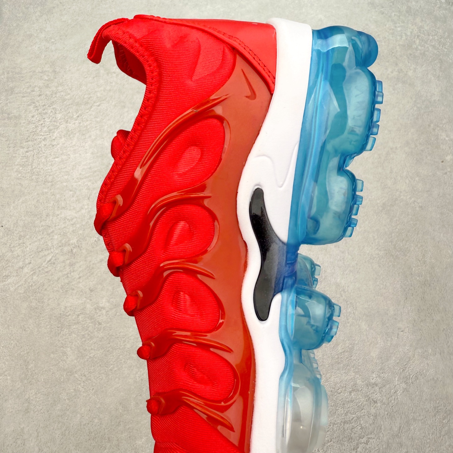 图片[7]-NK Vapormax Plus Air Rainbow 时尚运动拼接减震防滑轻便低帮大气垫跑步鞋 鞋面采用独特的波浪线条设计，其灵感来源于棕榈树叶，同时加载当年 Nike 推崇的缓震技术 Tuned Air，让其时至今日依然有自己独特的科技属性。据小编本人观察，在前两年还未兴起复古老爹鞋之前，这款跑鞋在国外街头的上脚频率相当之高，可见老外对其 “丑帅” 的设计情有独钟。尺码：36 36.5 37.5 38 38.5 39 40 40.5 41 42 42.5 43 44 44.5 45 46 47.5-选品中心