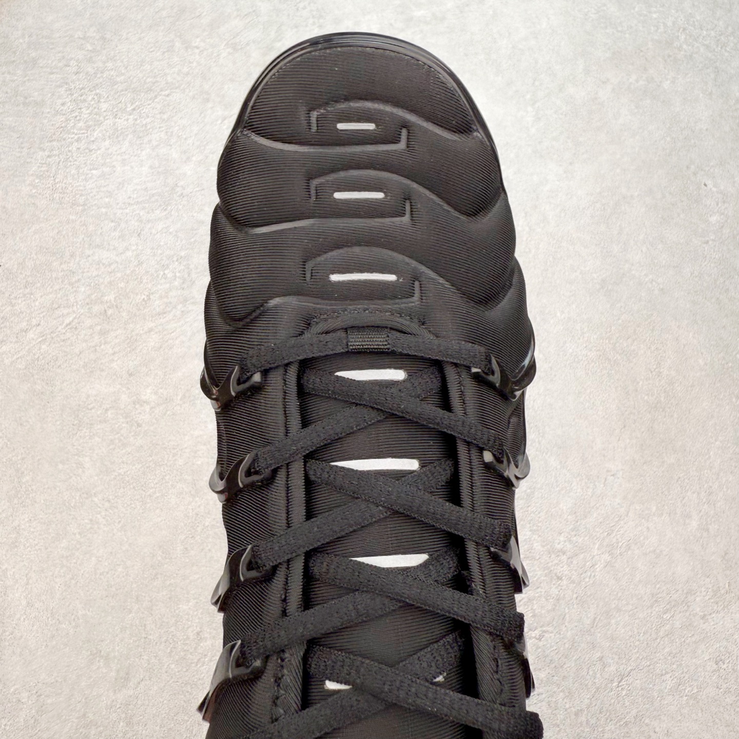 图片[4]-NK Vapormax Plus Air Rainbow 时尚运动拼接减震防滑轻便低帮大气垫跑步鞋 鞋面采用独特的波浪线条设计，其灵感来源于棕榈树叶，同时加载当年 Nike 推崇的缓震技术 Tuned Air，让其时至今日依然有自己独特的科技属性。据小编本人观察，在前两年还未兴起复古老爹鞋之前，这款跑鞋在国外街头的上脚频率相当之高，可见老外对其 “丑帅” 的设计情有独钟。尺码：36 36.5 37.5 38 38.5 39 40 40.5 41 42 42.5 43 44 44.5 45 46 47.5-选品中心