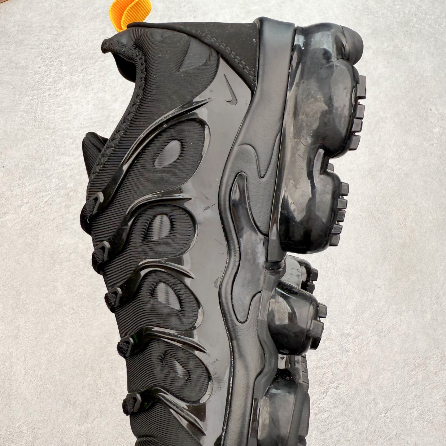 图片[7]-NK Vapormax Plus Air Rainbow 时尚运动拼接减震防滑轻便低帮大气垫跑步鞋 鞋面采用独特的波浪线条设计，其灵感来源于棕榈树叶，同时加载当年 Nike 推崇的缓震技术 Tuned Air，让其时至今日依然有自己独特的科技属性。据小编本人观察，在前两年还未兴起复古老爹鞋之前，这款跑鞋在国外街头的上脚频率相当之高，可见老外对其 “丑帅” 的设计情有独钟。尺码：36 36.5 37.5 38 38.5 39 40 40.5 41 42 42.5 43 44 44.5 45 46 47.5-选品中心