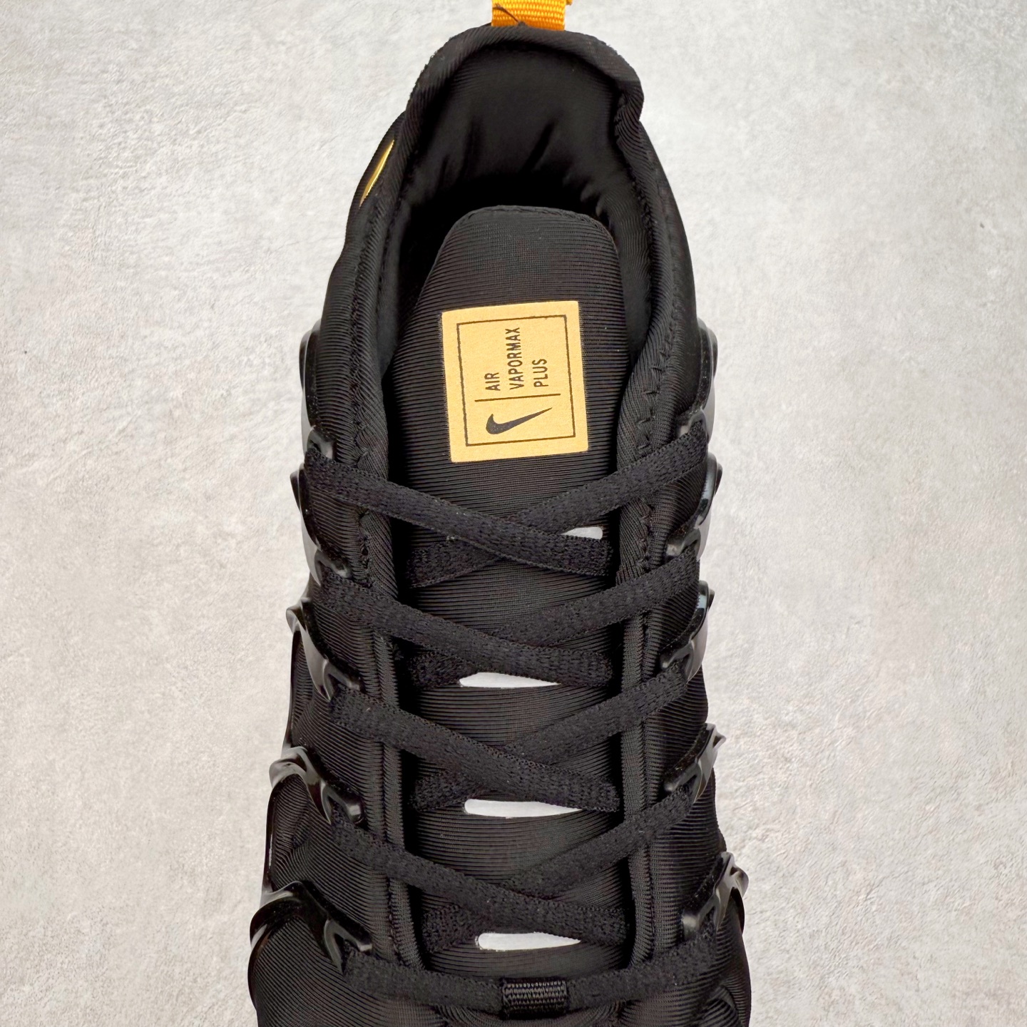 图片[5]-NK Vapormax Plus Air Rainbow 时尚运动拼接减震防滑轻便低帮大气垫跑步鞋 鞋面采用独特的波浪线条设计，其灵感来源于棕榈树叶，同时加载当年 Nike 推崇的缓震技术 Tuned Air，让其时至今日依然有自己独特的科技属性。据小编本人观察，在前两年还未兴起复古老爹鞋之前，这款跑鞋在国外街头的上脚频率相当之高，可见老外对其 “丑帅” 的设计情有独钟。尺码：36 36.5 37.5 38 38.5 39 40 40.5 41 42 42.5 43 44 44.5 45 46 47.5-选品中心