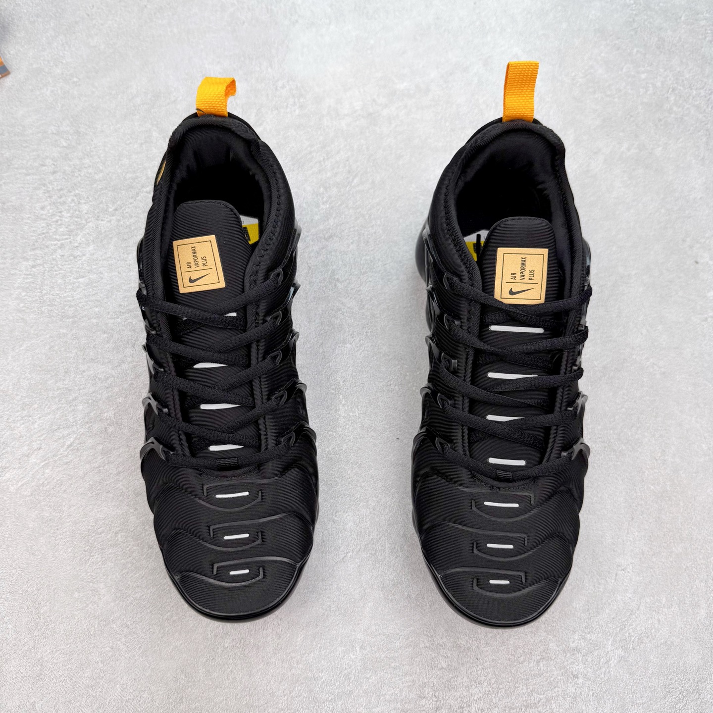 图片[2]-NK Vapormax Plus Air Rainbow 时尚运动拼接减震防滑轻便低帮大气垫跑步鞋 鞋面采用独特的波浪线条设计，其灵感来源于棕榈树叶，同时加载当年 Nike 推崇的缓震技术 Tuned Air，让其时至今日依然有自己独特的科技属性。据小编本人观察，在前两年还未兴起复古老爹鞋之前，这款跑鞋在国外街头的上脚频率相当之高，可见老外对其 “丑帅” 的设计情有独钟。尺码：36 36.5 37.5 38 38.5 39 40 40.5 41 42 42.5 43 44 44.5 45 46 47.5-选品中心