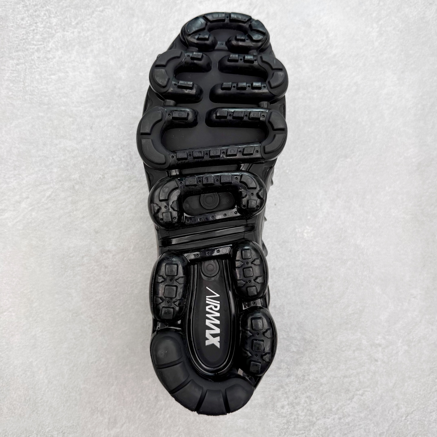 图片[9]-NK Vapormax Plus Air Rainbow 时尚运动拼接减震防滑轻便低帮大气垫跑步鞋 鞋面采用独特的波浪线条设计，其灵感来源于棕榈树叶，同时加载当年 Nike 推崇的缓震技术 Tuned Air，让其时至今日依然有自己独特的科技属性。据小编本人观察，在前两年还未兴起复古老爹鞋之前，这款跑鞋在国外街头的上脚频率相当之高，可见老外对其 “丑帅” 的设计情有独钟。尺码：36 36.5 37.5 38 38.5 39 40 40.5 41 42 42.5 43 44 44.5 45 46 47.5-选品中心