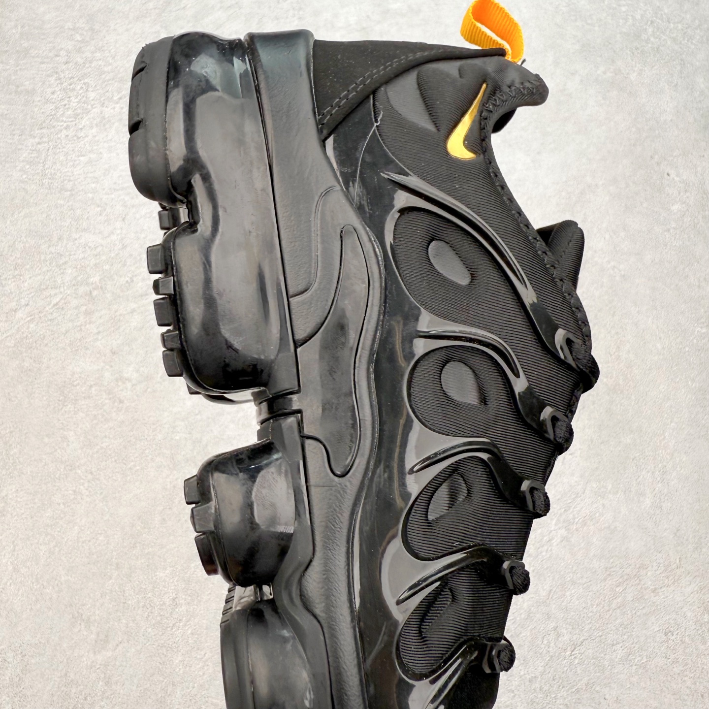 图片[6]-NK Vapormax Plus Air Rainbow 时尚运动拼接减震防滑轻便低帮大气垫跑步鞋 鞋面采用独特的波浪线条设计，其灵感来源于棕榈树叶，同时加载当年 Nike 推崇的缓震技术 Tuned Air，让其时至今日依然有自己独特的科技属性。据小编本人观察，在前两年还未兴起复古老爹鞋之前，这款跑鞋在国外街头的上脚频率相当之高，可见老外对其 “丑帅” 的设计情有独钟。尺码：36 36.5 37.5 38 38.5 39 40 40.5 41 42 42.5 43 44 44.5 45 46 47.5-选品中心