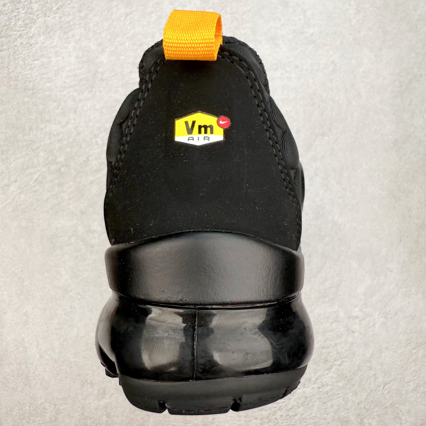 图片[8]-NK Vapormax Plus Air Rainbow 时尚运动拼接减震防滑轻便低帮大气垫跑步鞋 鞋面采用独特的波浪线条设计，其灵感来源于棕榈树叶，同时加载当年 Nike 推崇的缓震技术 Tuned Air，让其时至今日依然有自己独特的科技属性。据小编本人观察，在前两年还未兴起复古老爹鞋之前，这款跑鞋在国外街头的上脚频率相当之高，可见老外对其 “丑帅” 的设计情有独钟。尺码：36 36.5 37.5 38 38.5 39 40 40.5 41 42 42.5 43 44 44.5 45 46 47.5-选品中心