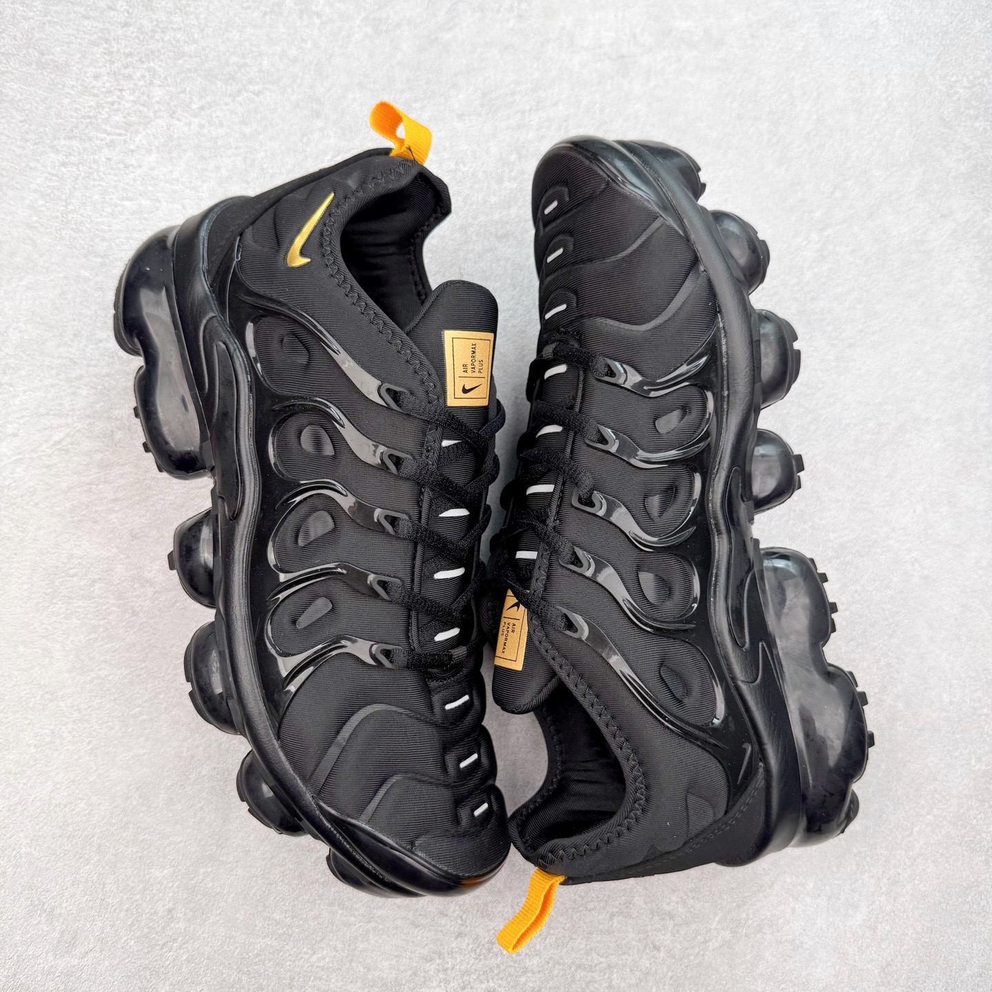 图片[3]-NK Vapormax Plus Air Rainbow 时尚运动拼接减震防滑轻便低帮大气垫跑步鞋 鞋面采用独特的波浪线条设计，其灵感来源于棕榈树叶，同时加载当年 Nike 推崇的缓震技术 Tuned Air，让其时至今日依然有自己独特的科技属性。据小编本人观察，在前两年还未兴起复古老爹鞋之前，这款跑鞋在国外街头的上脚频率相当之高，可见老外对其 “丑帅” 的设计情有独钟。尺码：36 36.5 37.5 38 38.5 39 40 40.5 41 42 42.5 43 44 44.5 45 46 47.5-选品中心