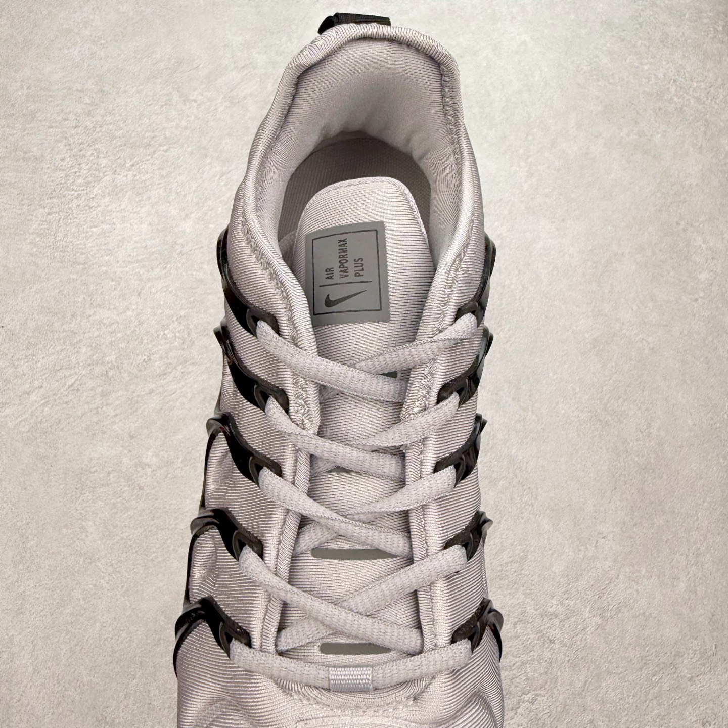 图片[5]-NK Vapormax Plus Air Rainbow 时尚运动拼接减震防滑轻便低帮大气垫跑步鞋 鞋面采用独特的波浪线条设计，其灵感来源于棕榈树叶，同时加载当年 Nike 推崇的缓震技术 Tuned Air，让其时至今日依然有自己独特的科技属性。据小编本人观察，在前两年还未兴起复古老爹鞋之前，这款跑鞋在国外街头的上脚频率相当之高，可见老外对其 “丑帅” 的设计情有独钟。尺码：36 36.5 37.5 38 38.5 39 40 40.5 41 42 42.5 43 44 44.5 45 46 47.5-选品中心