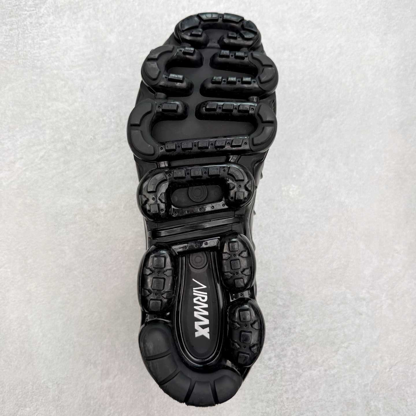 图片[9]-NK Vapormax Plus Air Rainbow 时尚运动拼接减震防滑轻便低帮大气垫跑步鞋 鞋面采用独特的波浪线条设计，其灵感来源于棕榈树叶，同时加载当年 Nike 推崇的缓震技术 Tuned Air，让其时至今日依然有自己独特的科技属性。据小编本人观察，在前两年还未兴起复古老爹鞋之前，这款跑鞋在国外街头的上脚频率相当之高，可见老外对其 “丑帅” 的设计情有独钟。尺码：36 36.5 37.5 38 38.5 39 40 40.5 41 42 42.5 43 44 44.5 45 46 47.5-选品中心