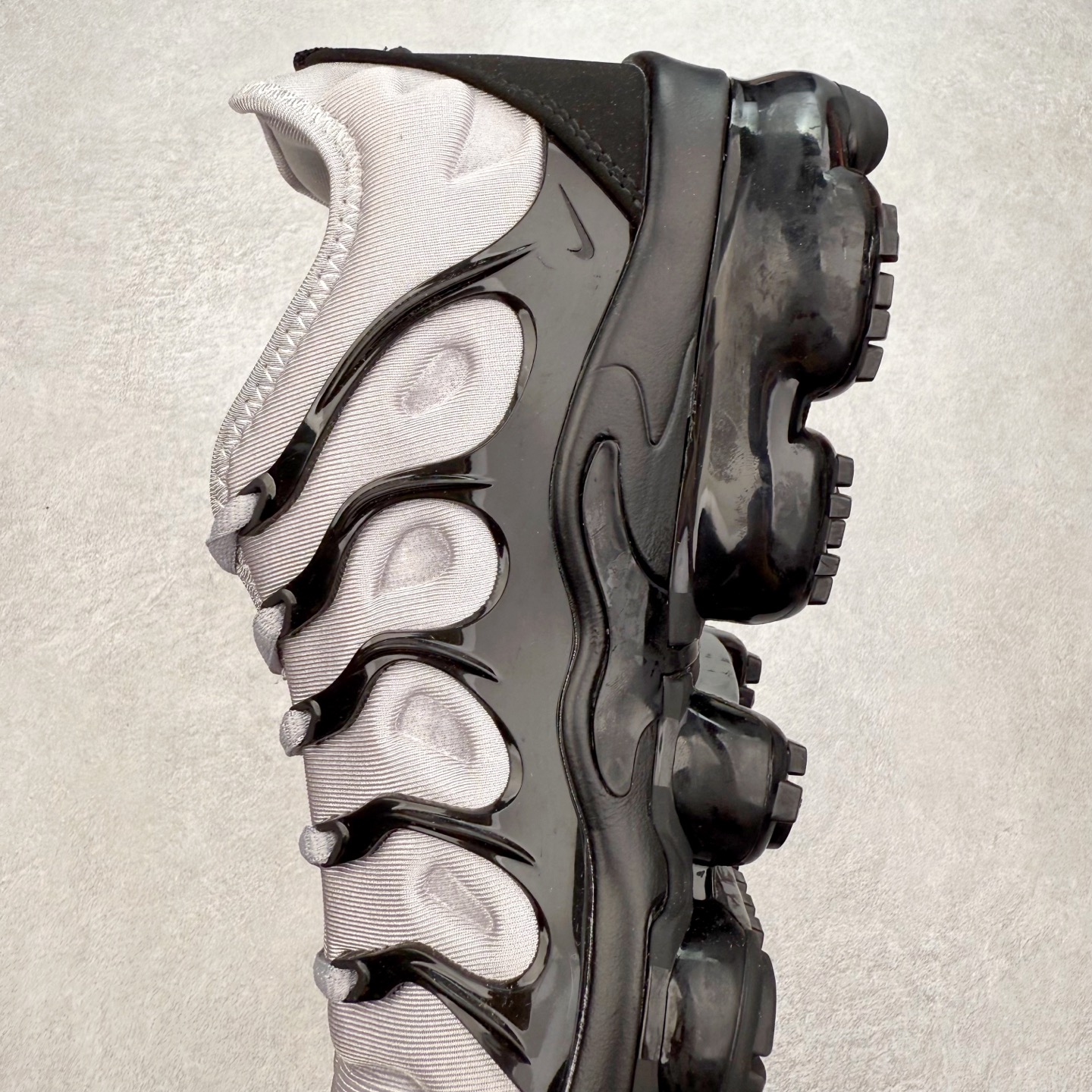 图片[7]-NK Vapormax Plus Air Rainbow 时尚运动拼接减震防滑轻便低帮大气垫跑步鞋 鞋面采用独特的波浪线条设计，其灵感来源于棕榈树叶，同时加载当年 Nike 推崇的缓震技术 Tuned Air，让其时至今日依然有自己独特的科技属性。据小编本人观察，在前两年还未兴起复古老爹鞋之前，这款跑鞋在国外街头的上脚频率相当之高，可见老外对其 “丑帅” 的设计情有独钟。尺码：36 36.5 37.5 38 38.5 39 40 40.5 41 42 42.5 43 44 44.5 45 46 47.5-选品中心