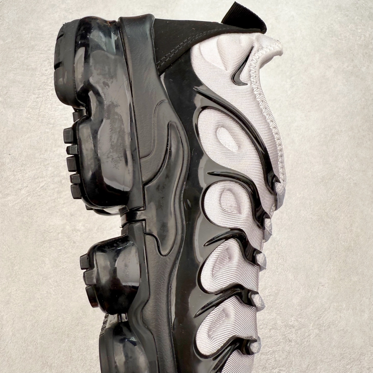 图片[6]-NK Vapormax Plus Air Rainbow 时尚运动拼接减震防滑轻便低帮大气垫跑步鞋 鞋面采用独特的波浪线条设计，其灵感来源于棕榈树叶，同时加载当年 Nike 推崇的缓震技术 Tuned Air，让其时至今日依然有自己独特的科技属性。据小编本人观察，在前两年还未兴起复古老爹鞋之前，这款跑鞋在国外街头的上脚频率相当之高，可见老外对其 “丑帅” 的设计情有独钟。尺码：36 36.5 37.5 38 38.5 39 40 40.5 41 42 42.5 43 44 44.5 45 46 47.5-选品中心