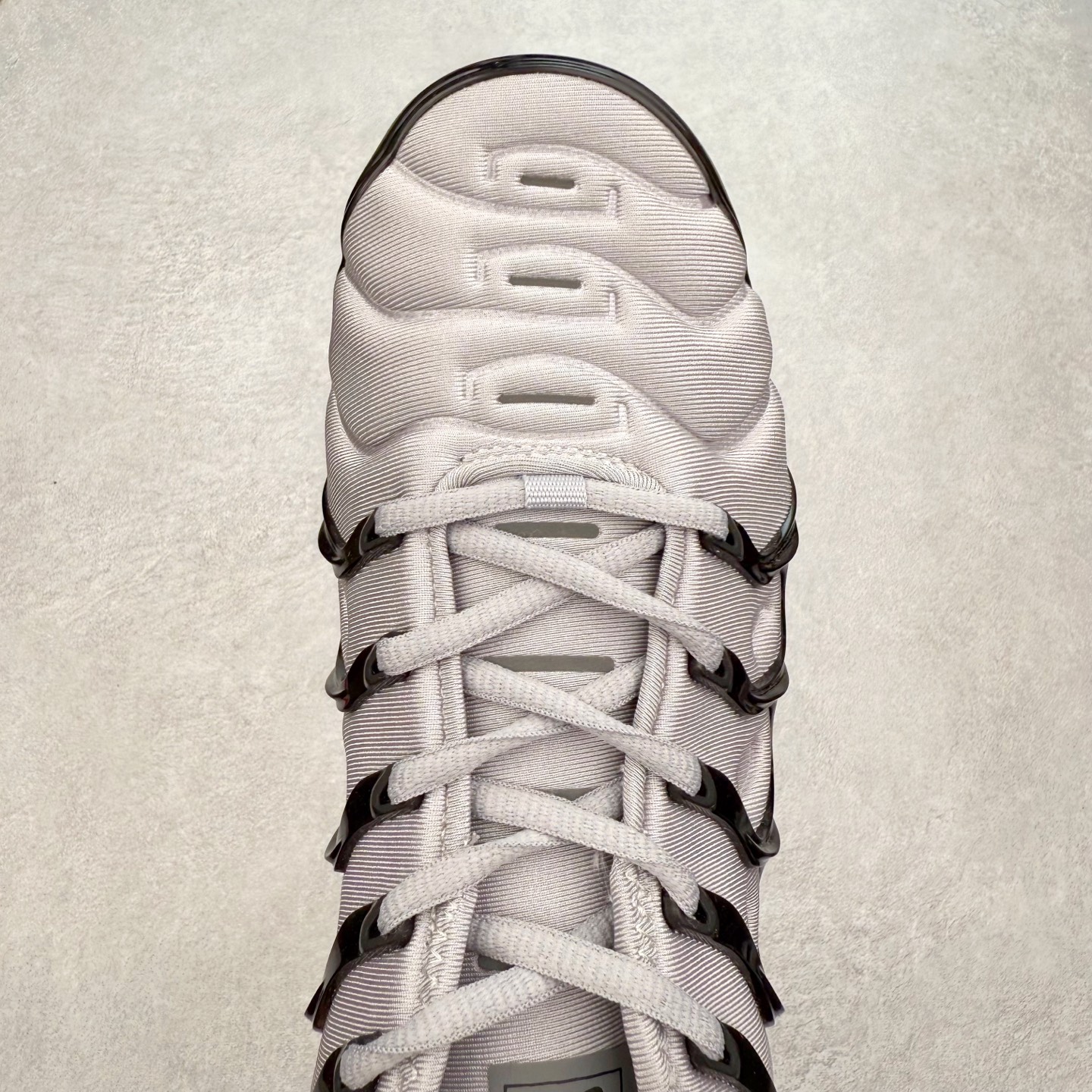 图片[4]-NK Vapormax Plus Air Rainbow 时尚运动拼接减震防滑轻便低帮大气垫跑步鞋 鞋面采用独特的波浪线条设计，其灵感来源于棕榈树叶，同时加载当年 Nike 推崇的缓震技术 Tuned Air，让其时至今日依然有自己独特的科技属性。据小编本人观察，在前两年还未兴起复古老爹鞋之前，这款跑鞋在国外街头的上脚频率相当之高，可见老外对其 “丑帅” 的设计情有独钟。尺码：36 36.5 37.5 38 38.5 39 40 40.5 41 42 42.5 43 44 44.5 45 46 47.5-选品中心