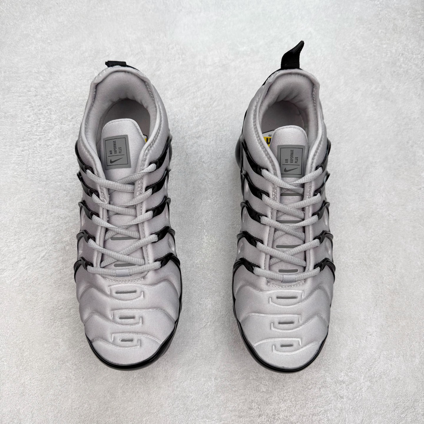 图片[2]-NK Vapormax Plus Air Rainbow 时尚运动拼接减震防滑轻便低帮大气垫跑步鞋 鞋面采用独特的波浪线条设计，其灵感来源于棕榈树叶，同时加载当年 Nike 推崇的缓震技术 Tuned Air，让其时至今日依然有自己独特的科技属性。据小编本人观察，在前两年还未兴起复古老爹鞋之前，这款跑鞋在国外街头的上脚频率相当之高，可见老外对其 “丑帅” 的设计情有独钟。尺码：36 36.5 37.5 38 38.5 39 40 40.5 41 42 42.5 43 44 44.5 45 46 47.5-选品中心