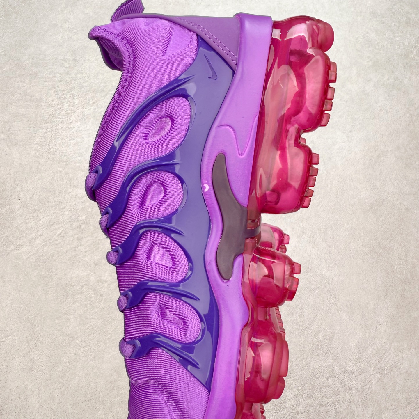 图片[7]-NK Vapormax Plus Air Rainbow 时尚运动拼接减震防滑轻便低帮大气垫跑步鞋 鞋面采用独特的波浪线条设计，其灵感来源于棕榈树叶，同时加载当年 Nike 推崇的缓震技术 Tuned Air，让其时至今日依然有自己独特的科技属性。据小编本人观察，在前两年还未兴起复古老爹鞋之前，这款跑鞋在国外街头的上脚频率相当之高，可见老外对其 “丑帅” 的设计情有独钟。尺码：36 36.5 37.5 38 38.5 39 40 40.5 41 42 42.5 43 44 44.5 45 46 47.5-选品中心