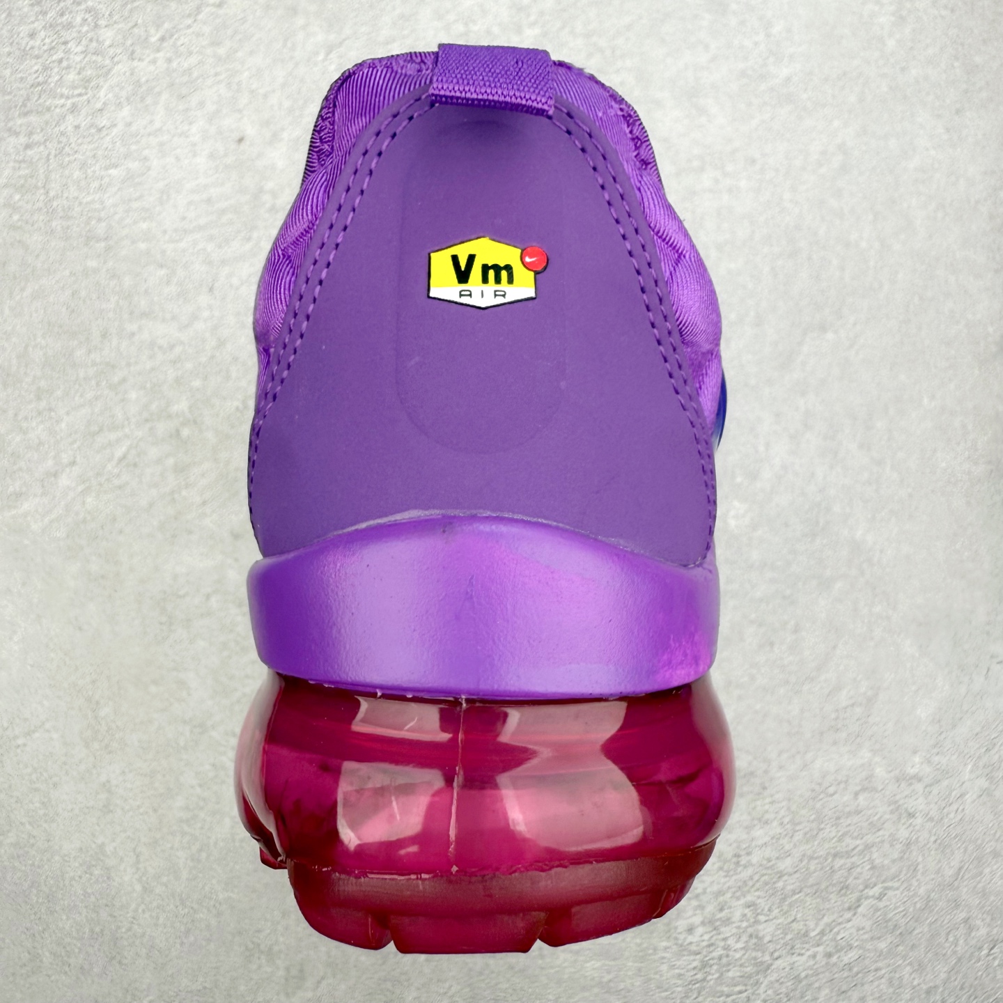 图片[8]-NK Vapormax Plus Air Rainbow 时尚运动拼接减震防滑轻便低帮大气垫跑步鞋 鞋面采用独特的波浪线条设计，其灵感来源于棕榈树叶，同时加载当年 Nike 推崇的缓震技术 Tuned Air，让其时至今日依然有自己独特的科技属性。据小编本人观察，在前两年还未兴起复古老爹鞋之前，这款跑鞋在国外街头的上脚频率相当之高，可见老外对其 “丑帅” 的设计情有独钟。尺码：36 36.5 37.5 38 38.5 39 40 40.5 41 42 42.5 43 44 44.5 45 46 47.5-选品中心