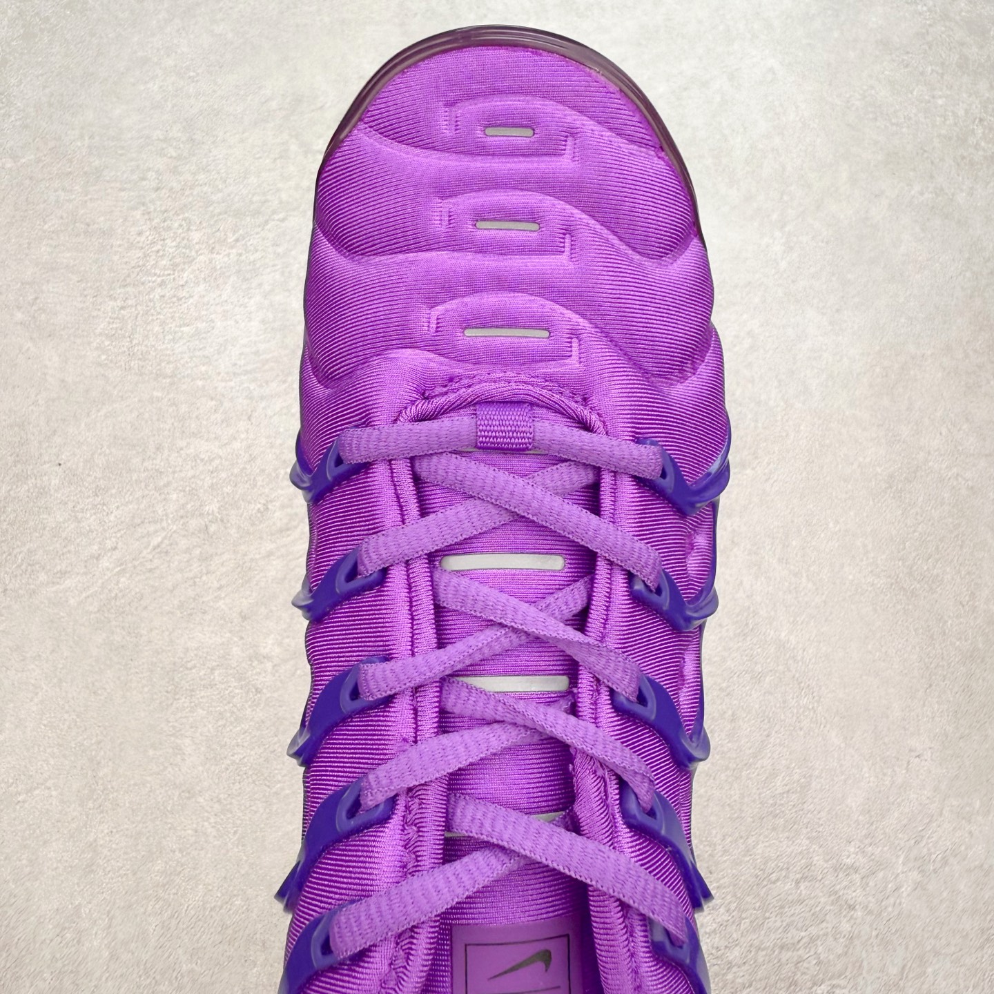 图片[4]-NK Vapormax Plus Air Rainbow 时尚运动拼接减震防滑轻便低帮大气垫跑步鞋 鞋面采用独特的波浪线条设计，其灵感来源于棕榈树叶，同时加载当年 Nike 推崇的缓震技术 Tuned Air，让其时至今日依然有自己独特的科技属性。据小编本人观察，在前两年还未兴起复古老爹鞋之前，这款跑鞋在国外街头的上脚频率相当之高，可见老外对其 “丑帅” 的设计情有独钟。尺码：36 36.5 37.5 38 38.5 39 40 40.5 41 42 42.5 43 44 44.5 45 46 47.5-选品中心