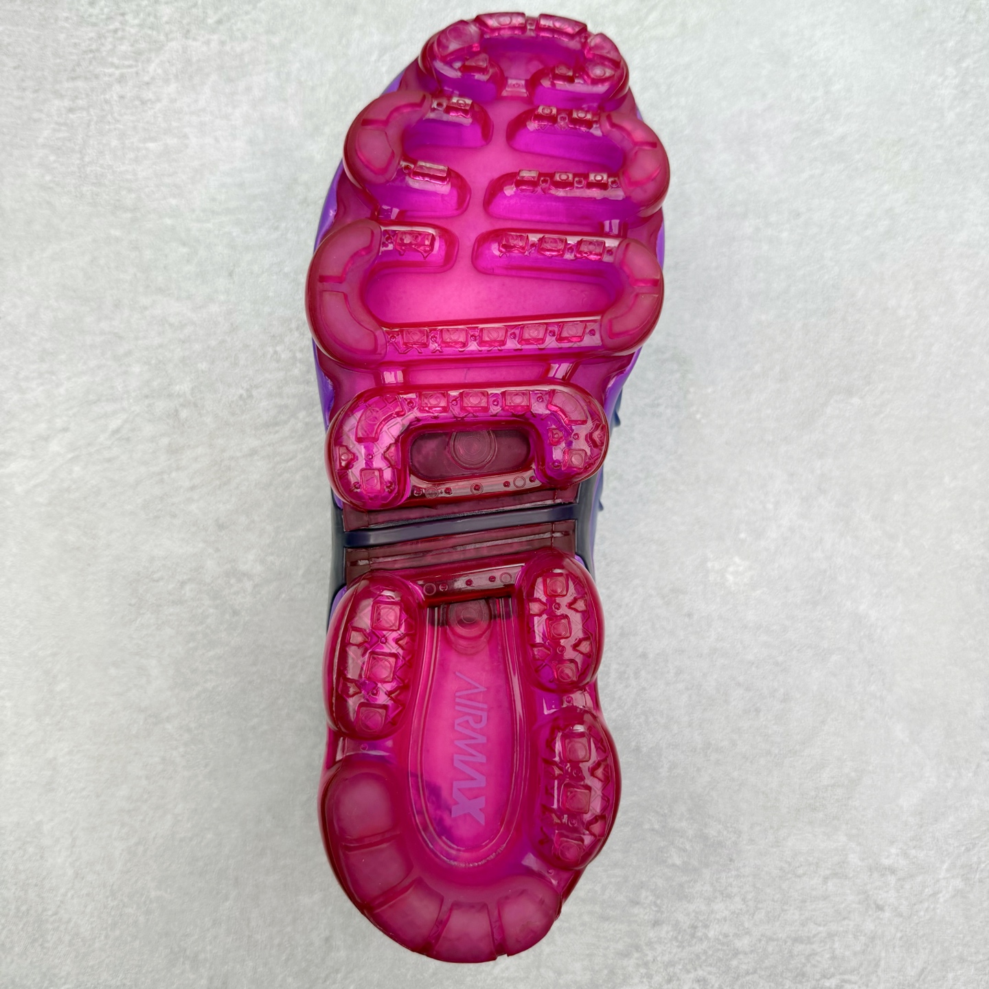 图片[9]-NK Vapormax Plus Air Rainbow 时尚运动拼接减震防滑轻便低帮大气垫跑步鞋 鞋面采用独特的波浪线条设计，其灵感来源于棕榈树叶，同时加载当年 Nike 推崇的缓震技术 Tuned Air，让其时至今日依然有自己独特的科技属性。据小编本人观察，在前两年还未兴起复古老爹鞋之前，这款跑鞋在国外街头的上脚频率相当之高，可见老外对其 “丑帅” 的设计情有独钟。尺码：36 36.5 37.5 38 38.5 39 40 40.5 41 42 42.5 43 44 44.5 45 46 47.5-选品中心