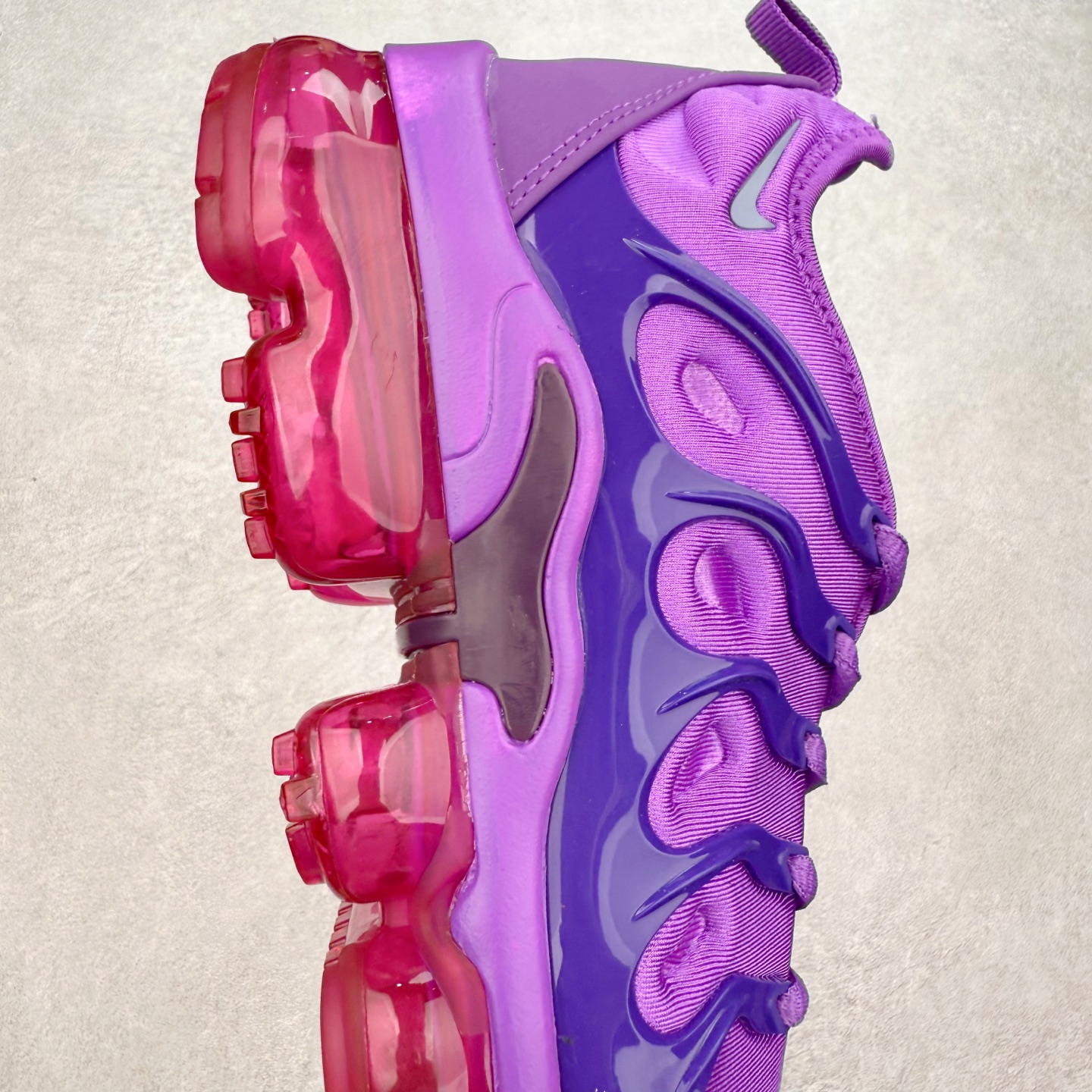 图片[6]-NK Vapormax Plus Air Rainbow 时尚运动拼接减震防滑轻便低帮大气垫跑步鞋 鞋面采用独特的波浪线条设计，其灵感来源于棕榈树叶，同时加载当年 Nike 推崇的缓震技术 Tuned Air，让其时至今日依然有自己独特的科技属性。据小编本人观察，在前两年还未兴起复古老爹鞋之前，这款跑鞋在国外街头的上脚频率相当之高，可见老外对其 “丑帅” 的设计情有独钟。尺码：36 36.5 37.5 38 38.5 39 40 40.5 41 42 42.5 43 44 44.5 45 46 47.5-选品中心