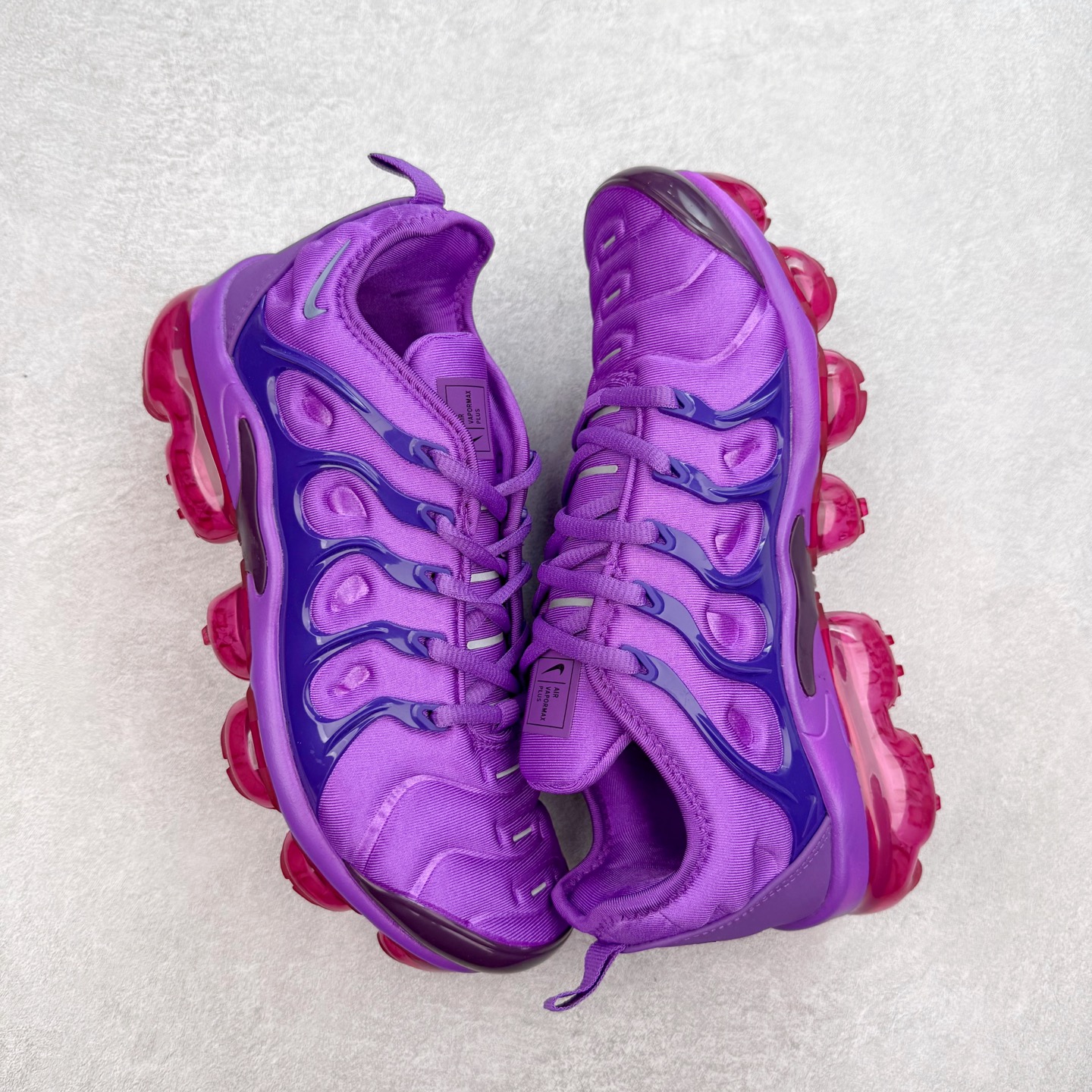 图片[3]-NK Vapormax Plus Air Rainbow 时尚运动拼接减震防滑轻便低帮大气垫跑步鞋 鞋面采用独特的波浪线条设计，其灵感来源于棕榈树叶，同时加载当年 Nike 推崇的缓震技术 Tuned Air，让其时至今日依然有自己独特的科技属性。据小编本人观察，在前两年还未兴起复古老爹鞋之前，这款跑鞋在国外街头的上脚频率相当之高，可见老外对其 “丑帅” 的设计情有独钟。尺码：36 36.5 37.5 38 38.5 39 40 40.5 41 42 42.5 43 44 44.5 45 46 47.5-选品中心