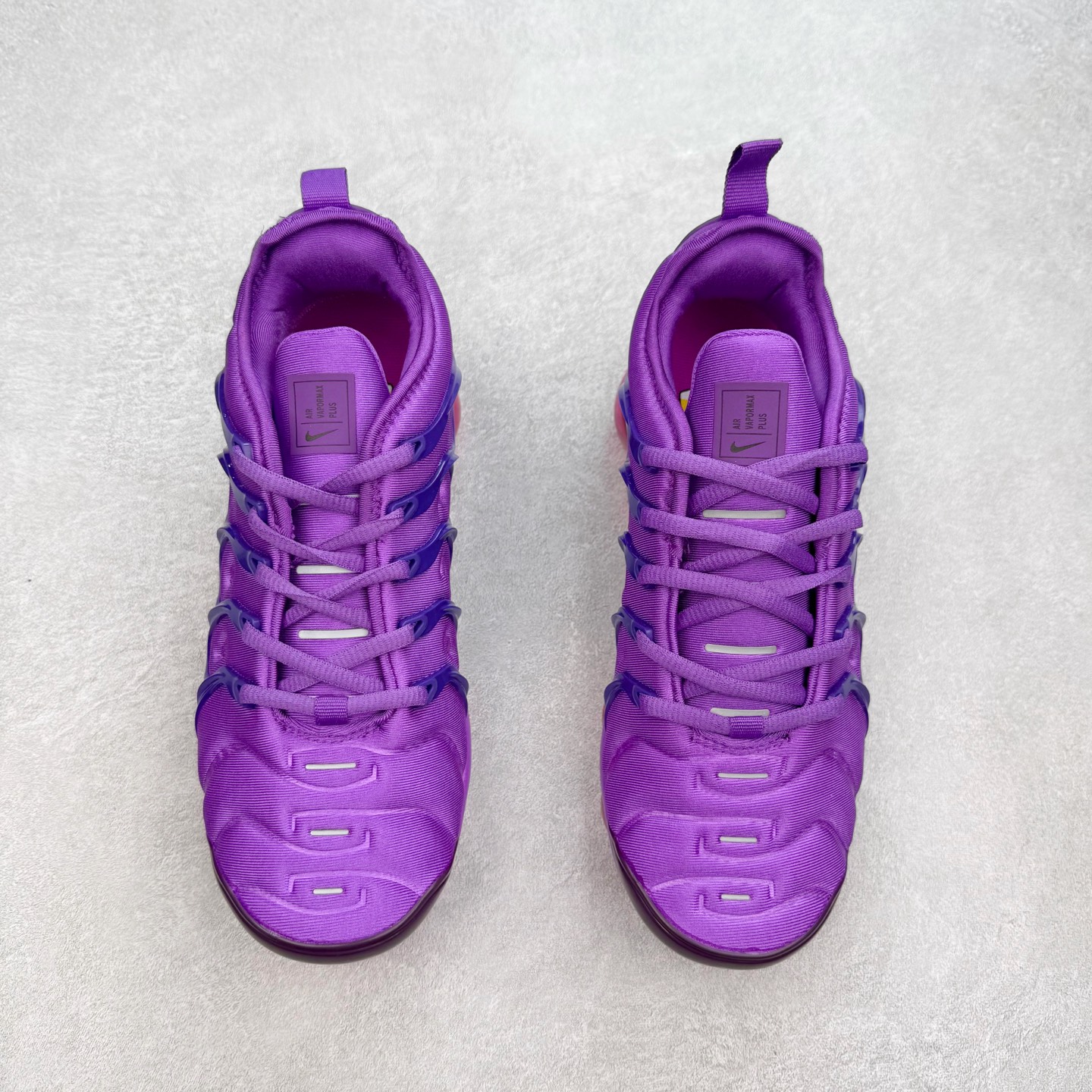 图片[2]-NK Vapormax Plus Air Rainbow 时尚运动拼接减震防滑轻便低帮大气垫跑步鞋 鞋面采用独特的波浪线条设计，其灵感来源于棕榈树叶，同时加载当年 Nike 推崇的缓震技术 Tuned Air，让其时至今日依然有自己独特的科技属性。据小编本人观察，在前两年还未兴起复古老爹鞋之前，这款跑鞋在国外街头的上脚频率相当之高，可见老外对其 “丑帅” 的设计情有独钟。尺码：36 36.5 37.5 38 38.5 39 40 40.5 41 42 42.5 43 44 44.5 45 46 47.5-选品中心