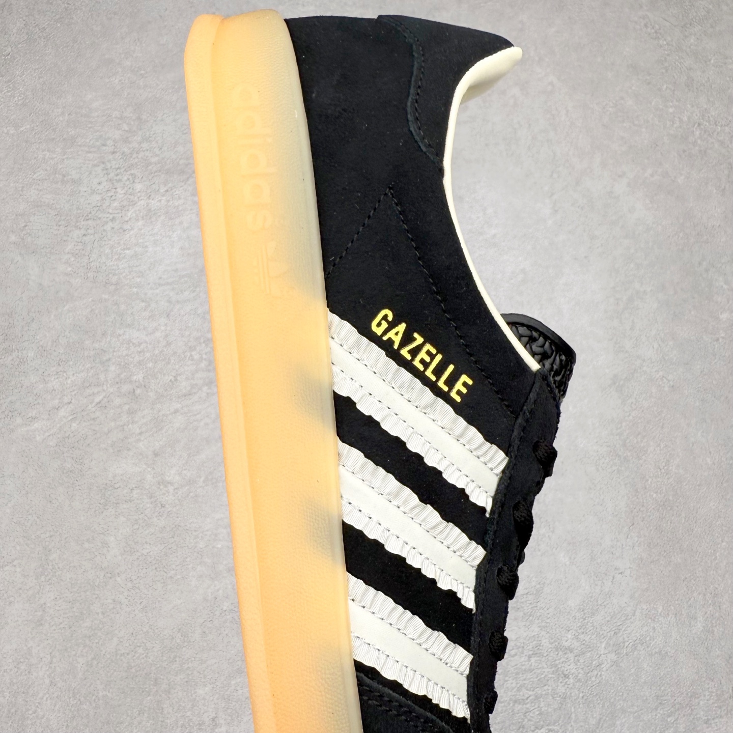 图片[6]-AD Gazelle Indoor Trainers 羚羊内训系列低帮复古百搭休闲运动德训风板鞋 JS1412 90年代经典的复刻版！自60年代以足球训练鞋面世以来,Gazelle就以其经典设计席卷全球。1991年版本的复刻,再造经典Gazelle。采用皮革打造,搭配浊色细节,让这款经典更加简约。尺码：36 36⅔ 37⅓ 38 38⅔ 39⅓ 40 40⅔ 41⅓ 42 42⅔ 43⅓ 44⅓ 44⅔ 45-选品中心