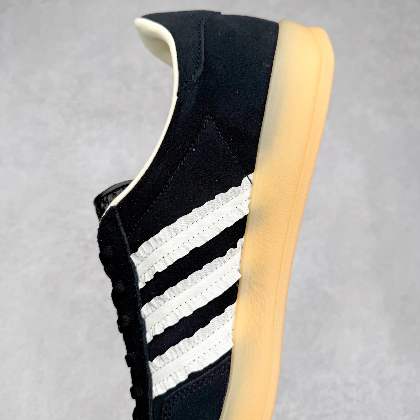 图片[7]-AD Gazelle Indoor Trainers 羚羊内训系列低帮复古百搭休闲运动德训风板鞋 JS1412 90年代经典的复刻版！自60年代以足球训练鞋面世以来,Gazelle就以其经典设计席卷全球。1991年版本的复刻,再造经典Gazelle。采用皮革打造,搭配浊色细节,让这款经典更加简约。尺码：36 36⅔ 37⅓ 38 38⅔ 39⅓ 40 40⅔ 41⅓ 42 42⅔ 43⅓ 44⅓ 44⅔ 45-选品中心