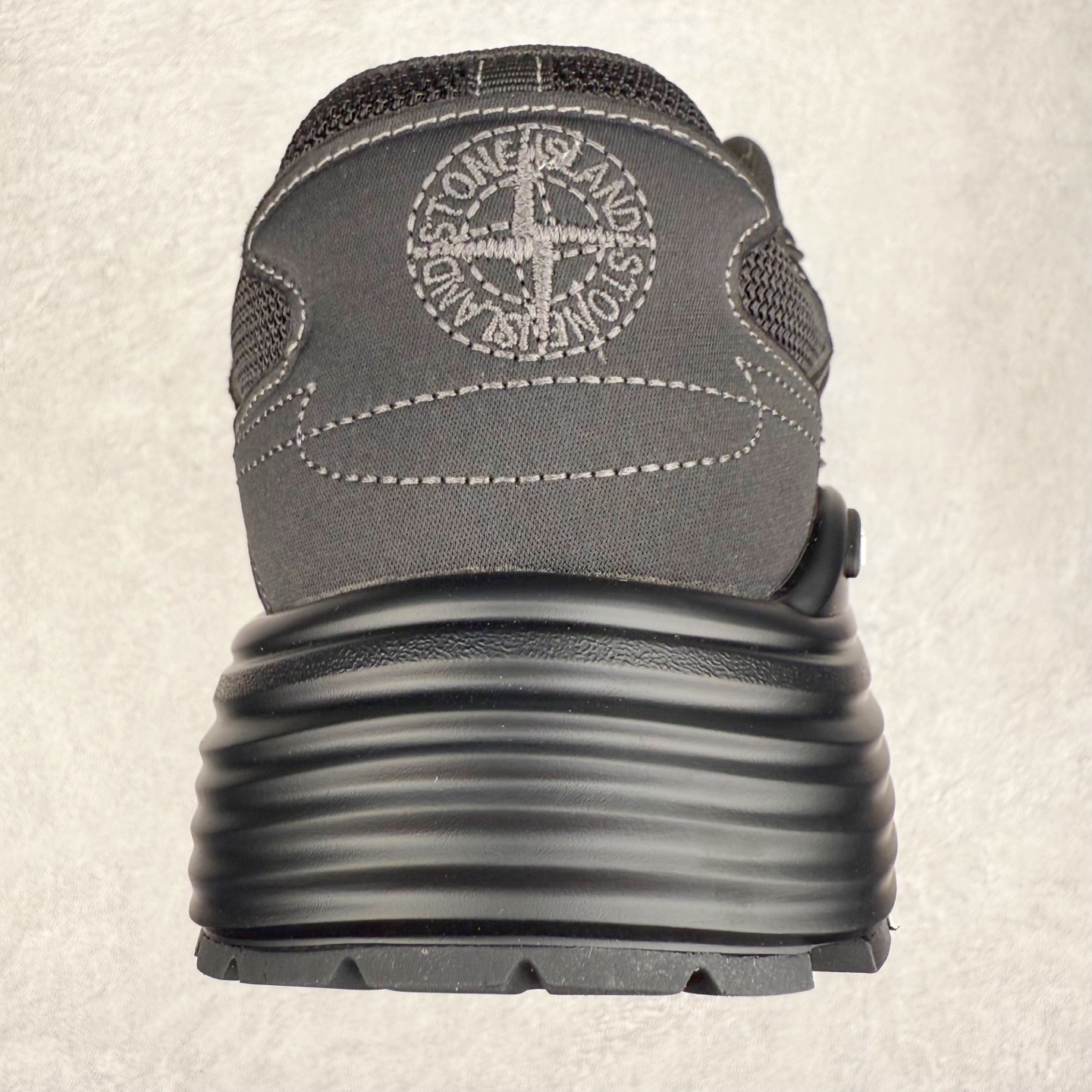 图片[8]-＃纯原福利 Dior x Stone Island 迪奥石头岛联名款B30系列休闲运动鞋老爹鞋 这次精彩的合作堪称一场别开生面的对话，展现了非凡的创意。金•琼斯 （KIM JONES）倾情呈献 DIOR AND STONEISLAND 限定系列，经典罗盘玫瑰与 DIOR 徽标相互融合 该款系列采用黑网色眼织物白和色科技料面精心制作，作饰以反光“CD30”图形标志，外格轻盈的刻雕效果橡胶鞋搭底配标志性点的缀提升格调，内弹部力细节塑造想理的舒适穿着体验可与各休式闲造型配搭，彰显尚时现代的运风动范 尺码：38 39 40 41 42 43 44 45 46 47-选品中心