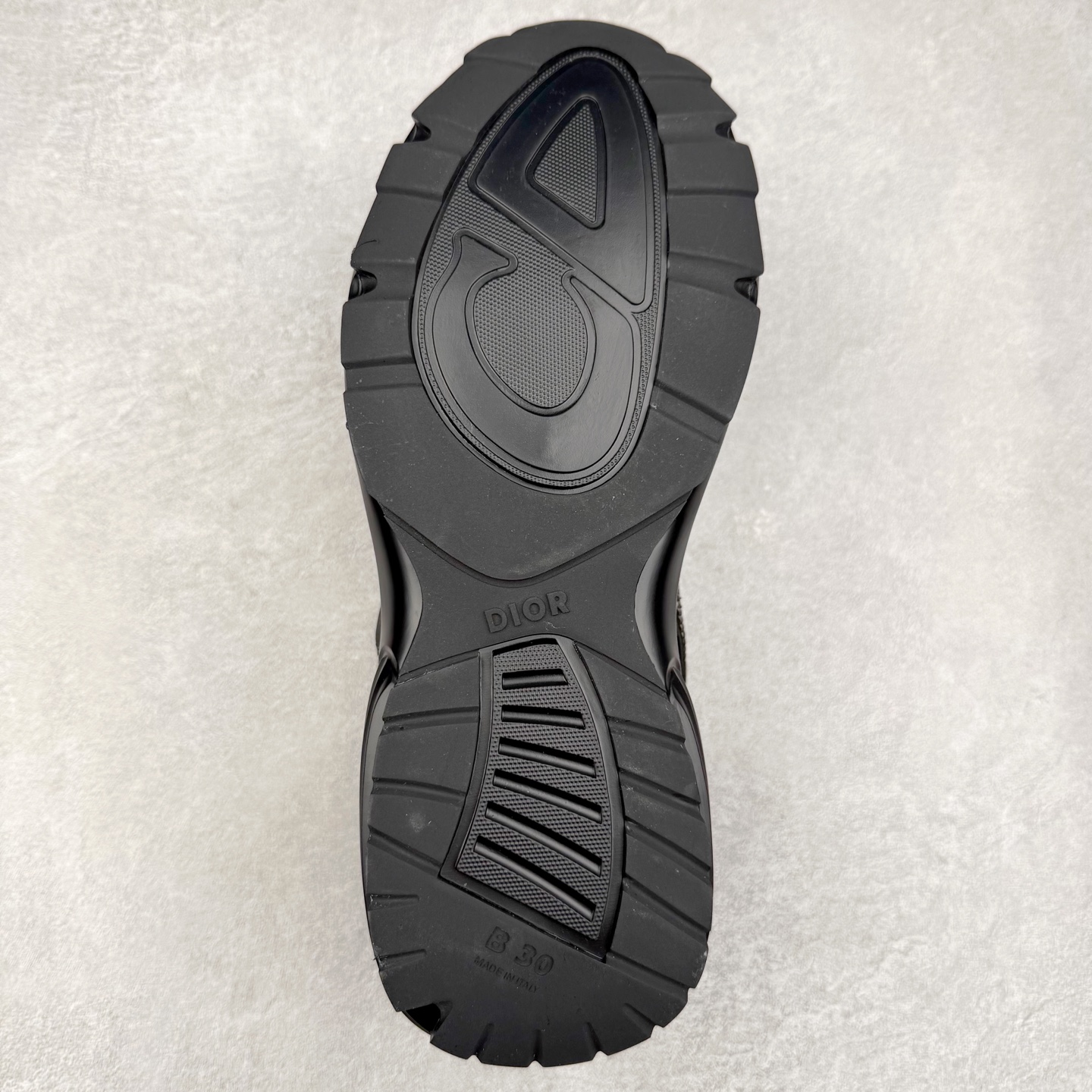 图片[9]-＃纯原福利 Dior x Stone Island 迪奥石头岛联名款B30系列休闲运动鞋老爹鞋 这次精彩的合作堪称一场别开生面的对话，展现了非凡的创意。金•琼斯 （KIM JONES）倾情呈献 DIOR AND STONEISLAND 限定系列，经典罗盘玫瑰与 DIOR 徽标相互融合 该款系列采用黑网色眼织物白和色科技料面精心制作，作饰以反光“CD30”图形标志，外格轻盈的刻雕效果橡胶鞋搭底配标志性点的缀提升格调，内弹部力细节塑造想理的舒适穿着体验可与各休式闲造型配搭，彰显尚时现代的运风动范 尺码：38 39 40 41 42 43 44 45 46 47-选品中心