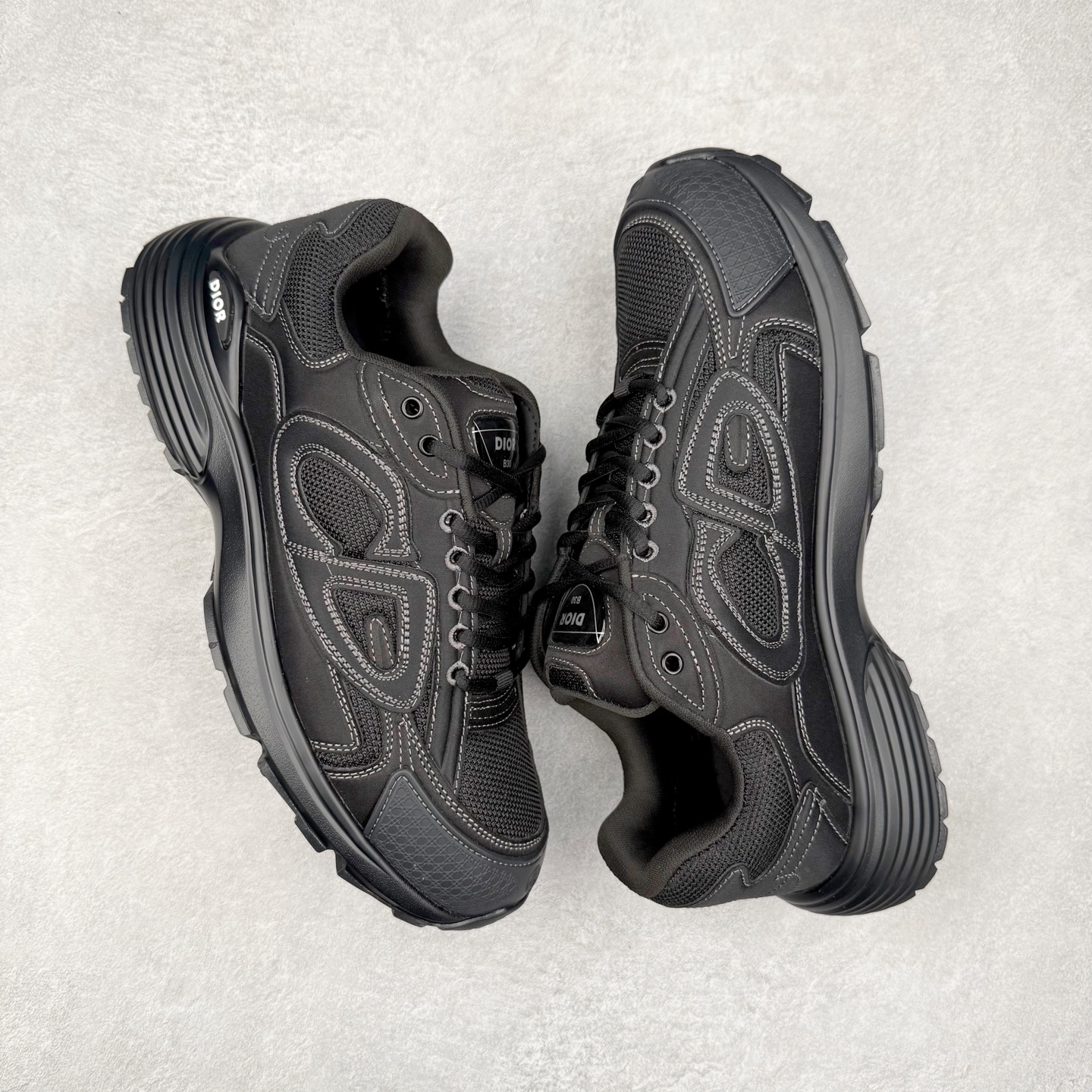 图片[3]-＃纯原福利 Dior x Stone Island 迪奥石头岛联名款B30系列休闲运动鞋老爹鞋 这次精彩的合作堪称一场别开生面的对话，展现了非凡的创意。金•琼斯 （KIM JONES）倾情呈献 DIOR AND STONEISLAND 限定系列，经典罗盘玫瑰与 DIOR 徽标相互融合 该款系列采用黑网色眼织物白和色科技料面精心制作，作饰以反光“CD30”图形标志，外格轻盈的刻雕效果橡胶鞋搭底配标志性点的缀提升格调，内弹部力细节塑造想理的舒适穿着体验可与各休式闲造型配搭，彰显尚时现代的运风动范 尺码：38 39 40 41 42 43 44 45 46 47-选品中心