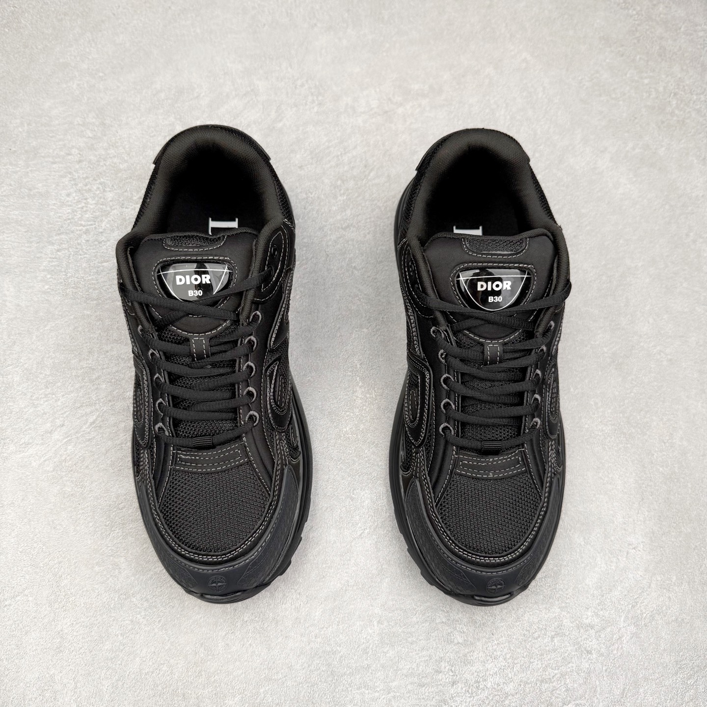 图片[2]-＃纯原福利 Dior x Stone Island 迪奥石头岛联名款B30系列休闲运动鞋老爹鞋 这次精彩的合作堪称一场别开生面的对话，展现了非凡的创意。金•琼斯 （KIM JONES）倾情呈献 DIOR AND STONEISLAND 限定系列，经典罗盘玫瑰与 DIOR 徽标相互融合 该款系列采用黑网色眼织物白和色科技料面精心制作，作饰以反光“CD30”图形标志，外格轻盈的刻雕效果橡胶鞋搭底配标志性点的缀提升格调，内弹部力细节塑造想理的舒适穿着体验可与各休式闲造型配搭，彰显尚时现代的运风动范 尺码：38 39 40 41 42 43 44 45 46 47-选品中心