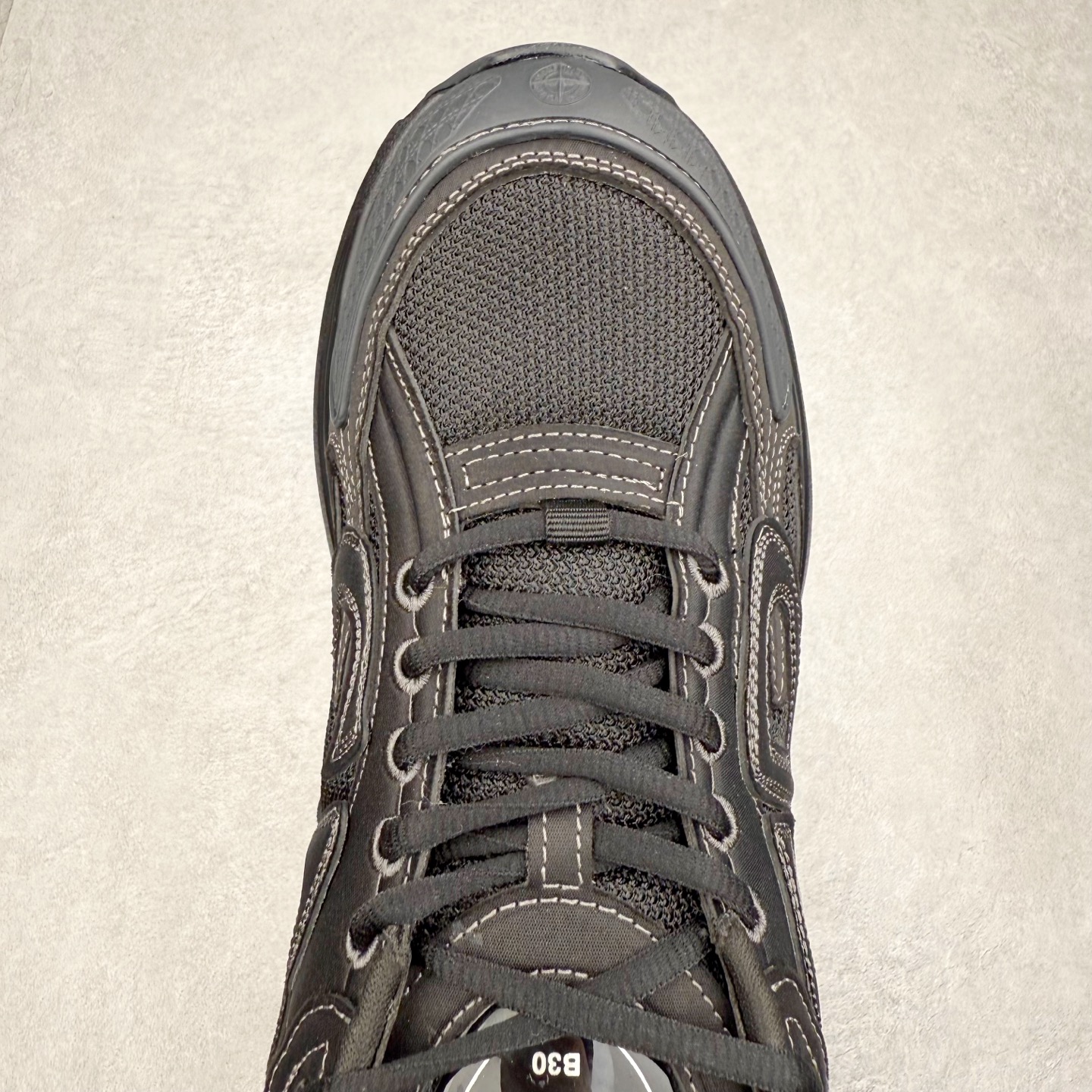 图片[4]-＃纯原福利 Dior x Stone Island 迪奥石头岛联名款B30系列休闲运动鞋老爹鞋 这次精彩的合作堪称一场别开生面的对话，展现了非凡的创意。金•琼斯 （KIM JONES）倾情呈献 DIOR AND STONEISLAND 限定系列，经典罗盘玫瑰与 DIOR 徽标相互融合 该款系列采用黑网色眼织物白和色科技料面精心制作，作饰以反光“CD30”图形标志，外格轻盈的刻雕效果橡胶鞋搭底配标志性点的缀提升格调，内弹部力细节塑造想理的舒适穿着体验可与各休式闲造型配搭，彰显尚时现代的运风动范 尺码：38 39 40 41 42 43 44 45 46 47-选品中心