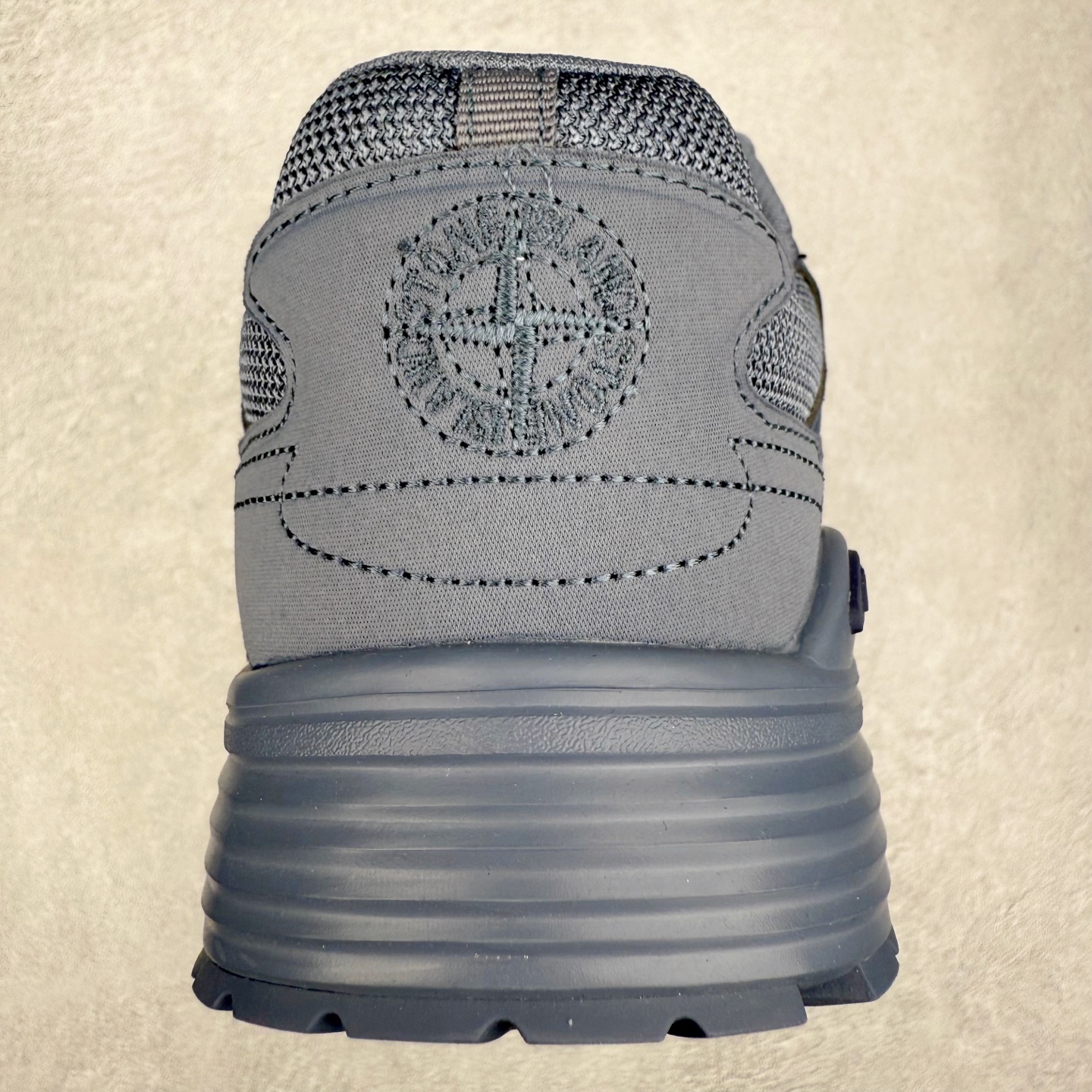 图片[8]-＃纯原福利 Dior x Stone Island 迪奥石头岛联名款B30系列休闲运动鞋老爹鞋 这次精彩的合作堪称一场别开生面的对话，展现了非凡的创意。金•琼斯 （KIM JONES）倾情呈献 DIOR AND STONEISLAND 限定系列，经典罗盘玫瑰与 DIOR 徽标相互融合 该款系列采用黑网色眼织物白和色科技料面精心制作，作饰以反光“CD30”图形标志，外格轻盈的刻雕效果橡胶鞋搭底配标志性点的缀提升格调，内弹部力细节塑造想理的舒适穿着体验可与各休式闲造型配搭，彰显尚时现代的运风动范 尺码：38 39 40 41 42 43 44 45 46 47-选品中心