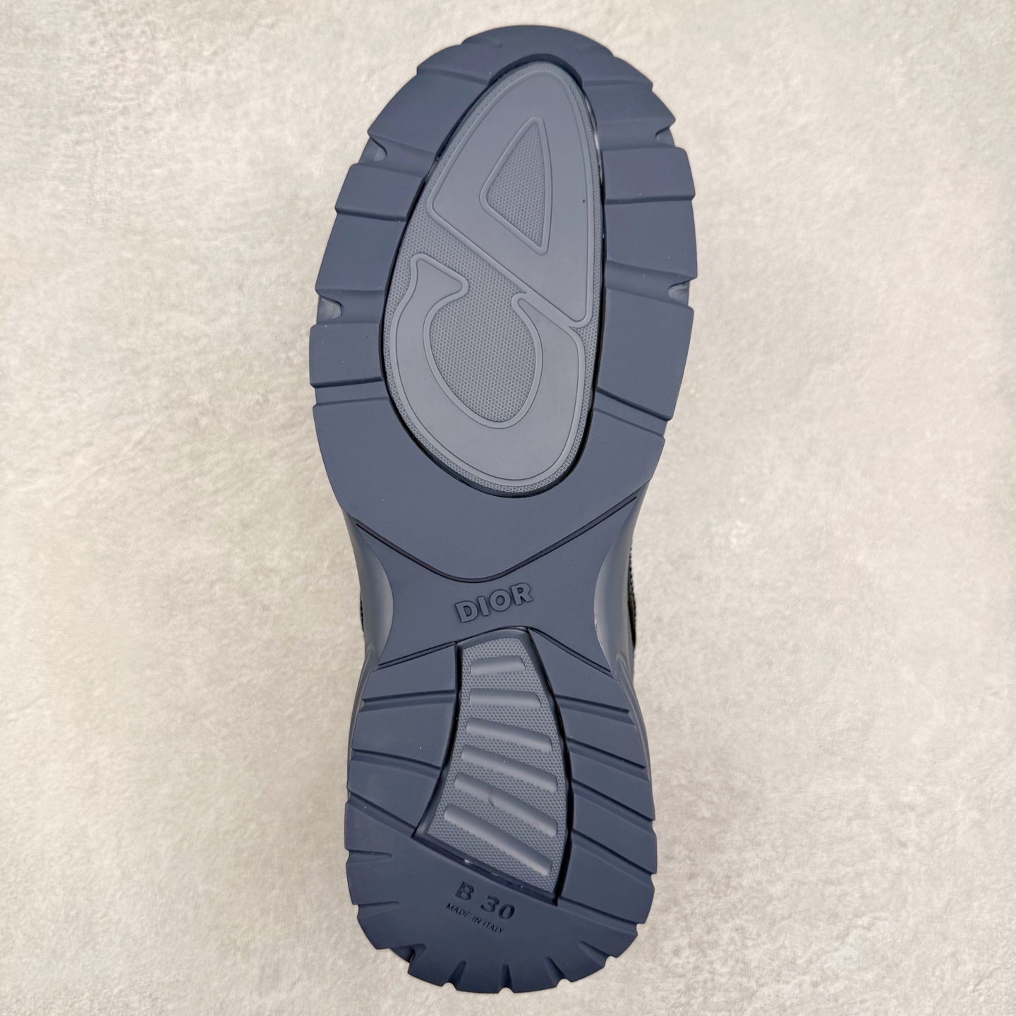 图片[9]-＃纯原福利 Dior x Stone Island 迪奥石头岛联名款B30系列休闲运动鞋老爹鞋 这次精彩的合作堪称一场别开生面的对话，展现了非凡的创意。金•琼斯 （KIM JONES）倾情呈献 DIOR AND STONEISLAND 限定系列，经典罗盘玫瑰与 DIOR 徽标相互融合 该款系列采用黑网色眼织物白和色科技料面精心制作，作饰以反光“CD30”图形标志，外格轻盈的刻雕效果橡胶鞋搭底配标志性点的缀提升格调，内弹部力细节塑造想理的舒适穿着体验可与各休式闲造型配搭，彰显尚时现代的运风动范 尺码：38 39 40 41 42 43 44 45 46 47-选品中心