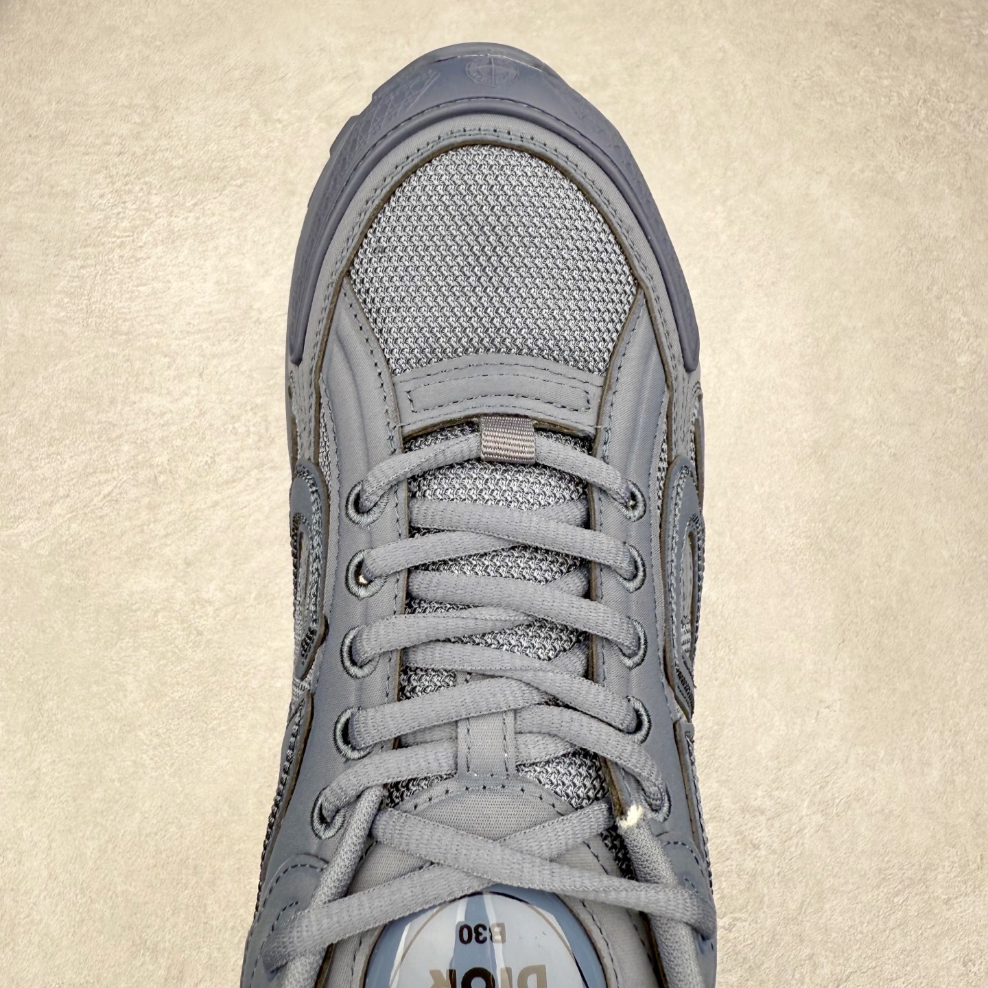 图片[4]-＃纯原福利 Dior x Stone Island 迪奥石头岛联名款B30系列休闲运动鞋老爹鞋 这次精彩的合作堪称一场别开生面的对话，展现了非凡的创意。金•琼斯 （KIM JONES）倾情呈献 DIOR AND STONEISLAND 限定系列，经典罗盘玫瑰与 DIOR 徽标相互融合 该款系列采用黑网色眼织物白和色科技料面精心制作，作饰以反光“CD30”图形标志，外格轻盈的刻雕效果橡胶鞋搭底配标志性点的缀提升格调，内弹部力细节塑造想理的舒适穿着体验可与各休式闲造型配搭，彰显尚时现代的运风动范 尺码：38 39 40 41 42 43 44 45 46 47-选品中心