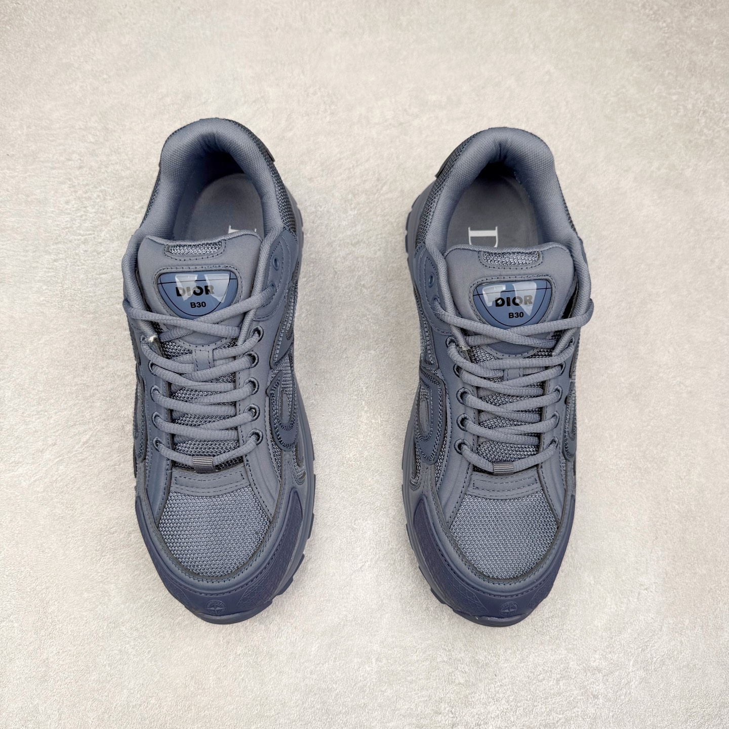 图片[2]-＃纯原福利 Dior x Stone Island 迪奥石头岛联名款B30系列休闲运动鞋老爹鞋 这次精彩的合作堪称一场别开生面的对话，展现了非凡的创意。金•琼斯 （KIM JONES）倾情呈献 DIOR AND STONEISLAND 限定系列，经典罗盘玫瑰与 DIOR 徽标相互融合 该款系列采用黑网色眼织物白和色科技料面精心制作，作饰以反光“CD30”图形标志，外格轻盈的刻雕效果橡胶鞋搭底配标志性点的缀提升格调，内弹部力细节塑造想理的舒适穿着体验可与各休式闲造型配搭，彰显尚时现代的运风动范 尺码：38 39 40 41 42 43 44 45 46 47-选品中心