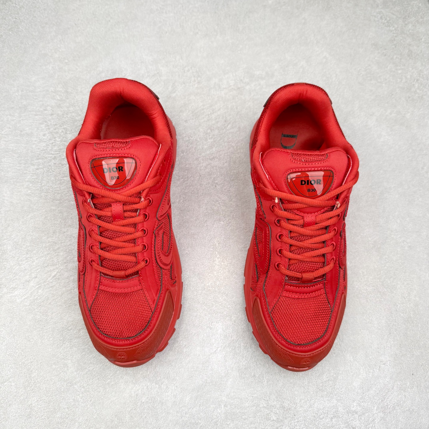 图片[2]-＃纯原福利 Dior x Stone Island 迪奥石头岛联名款B30系列休闲运动鞋老爹鞋 这次精彩的合作堪称一场别开生面的对话，展现了非凡的创意。金•琼斯 （KIM JONES）倾情呈献 DIOR AND STONEISLAND 限定系列，经典罗盘玫瑰与 DIOR 徽标相互融合 该款系列采用黑网色眼织物白和色科技料面精心制作，作饰以反光“CD30”图形标志，外格轻盈的刻雕效果橡胶鞋搭底配标志性点的缀提升格调，内弹部力细节塑造想理的舒适穿着体验可与各休式闲造型配搭，彰显尚时现代的运风动范 尺码：38 39 40 41 42 43 44 45 46 47-选品中心