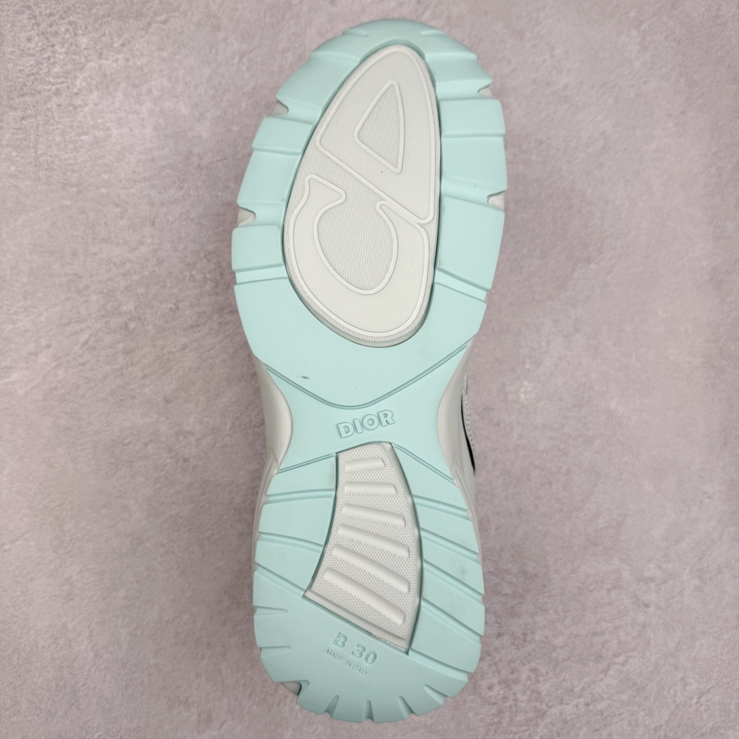 图片[9]-＃纯原福利 Dior x Stone Island 迪奥石头岛联名款B30系列休闲运动鞋老爹鞋 这次精彩的合作堪称一场别开生面的对话，展现了非凡的创意。金•琼斯 （KIM JONES）倾情呈献 DIOR AND STONEISLAND 限定系列，经典罗盘玫瑰与 DIOR 徽标相互融合 该款系列采用黑网色眼织物白和色科技料面精心制作，作饰以反光“CD30”图形标志，外格轻盈的刻雕效果橡胶鞋搭底配标志性点的缀提升格调，内弹部力细节塑造想理的舒适穿着体验可与各休式闲造型配搭，彰显尚时现代的运风动范 尺码：38 39 40 41 42 43 44 45 46 47-选品中心