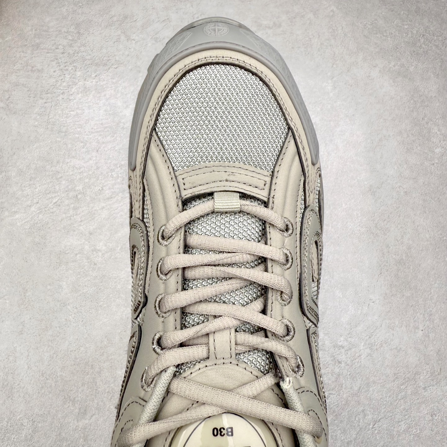 图片[4]-＃纯原福利 Dior x Stone Island 迪奥石头岛联名款B30系列休闲运动鞋老爹鞋 这次精彩的合作堪称一场别开生面的对话，展现了非凡的创意。金•琼斯 （KIM JONES）倾情呈献 DIOR AND STONEISLAND 限定系列，经典罗盘玫瑰与 DIOR 徽标相互融合 该款系列采用黑网色眼织物白和色科技料面精心制作，作饰以反光“CD30”图形标志，外格轻盈的刻雕效果橡胶鞋搭底配标志性点的缀提升格调，内弹部力细节塑造想理的舒适穿着体验可与各休式闲造型配搭，彰显尚时现代的运风动范 尺码：38 39 40 41 42 43 44 45 46 47-选品中心