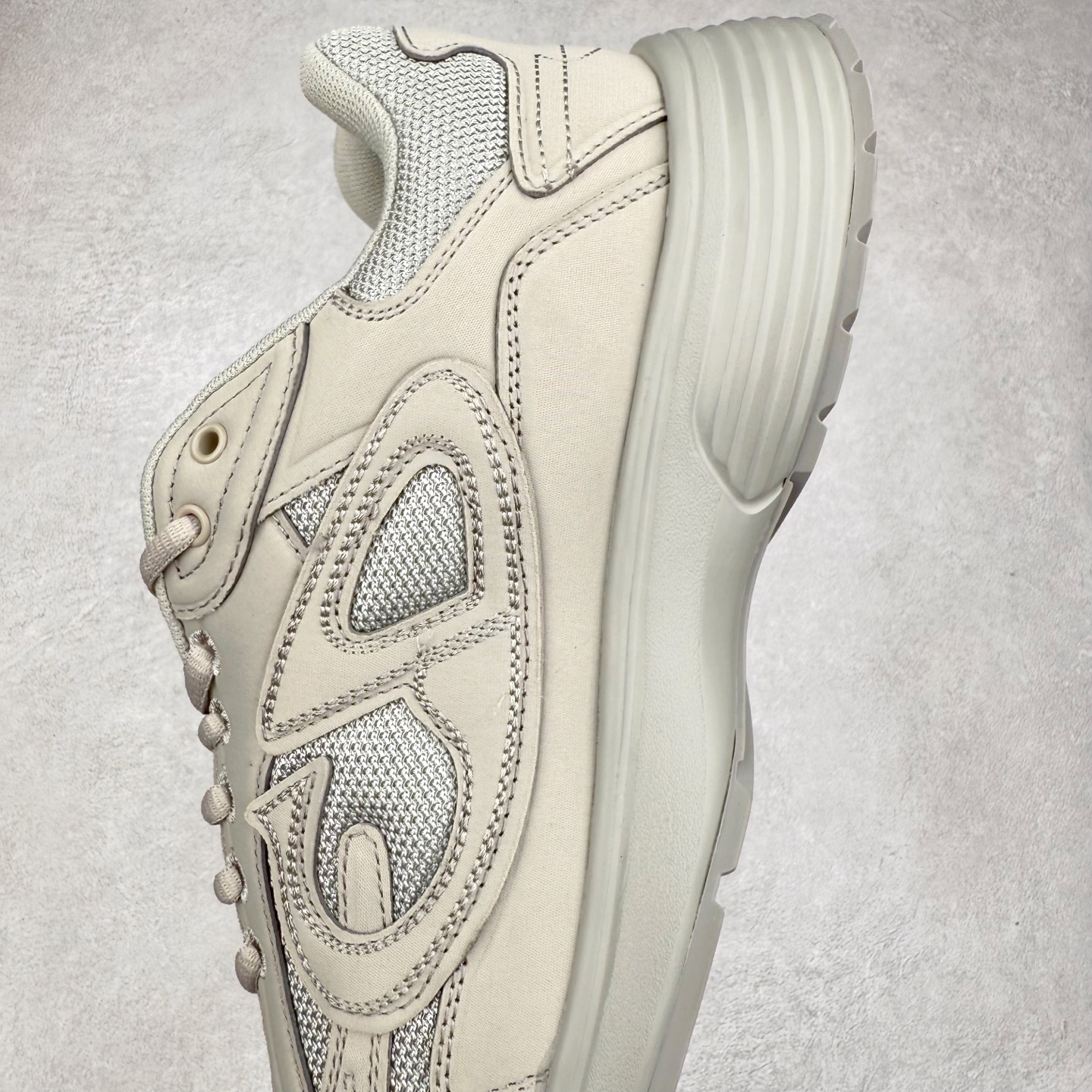 图片[7]-＃纯原福利 Dior x Stone Island 迪奥石头岛联名款B30系列休闲运动鞋老爹鞋 这次精彩的合作堪称一场别开生面的对话，展现了非凡的创意。金•琼斯 （KIM JONES）倾情呈献 DIOR AND STONEISLAND 限定系列，经典罗盘玫瑰与 DIOR 徽标相互融合 该款系列采用黑网色眼织物白和色科技料面精心制作，作饰以反光“CD30”图形标志，外格轻盈的刻雕效果橡胶鞋搭底配标志性点的缀提升格调，内弹部力细节塑造想理的舒适穿着体验可与各休式闲造型配搭，彰显尚时现代的运风动范 尺码：38 39 40 41 42 43 44 45 46 47-选品中心