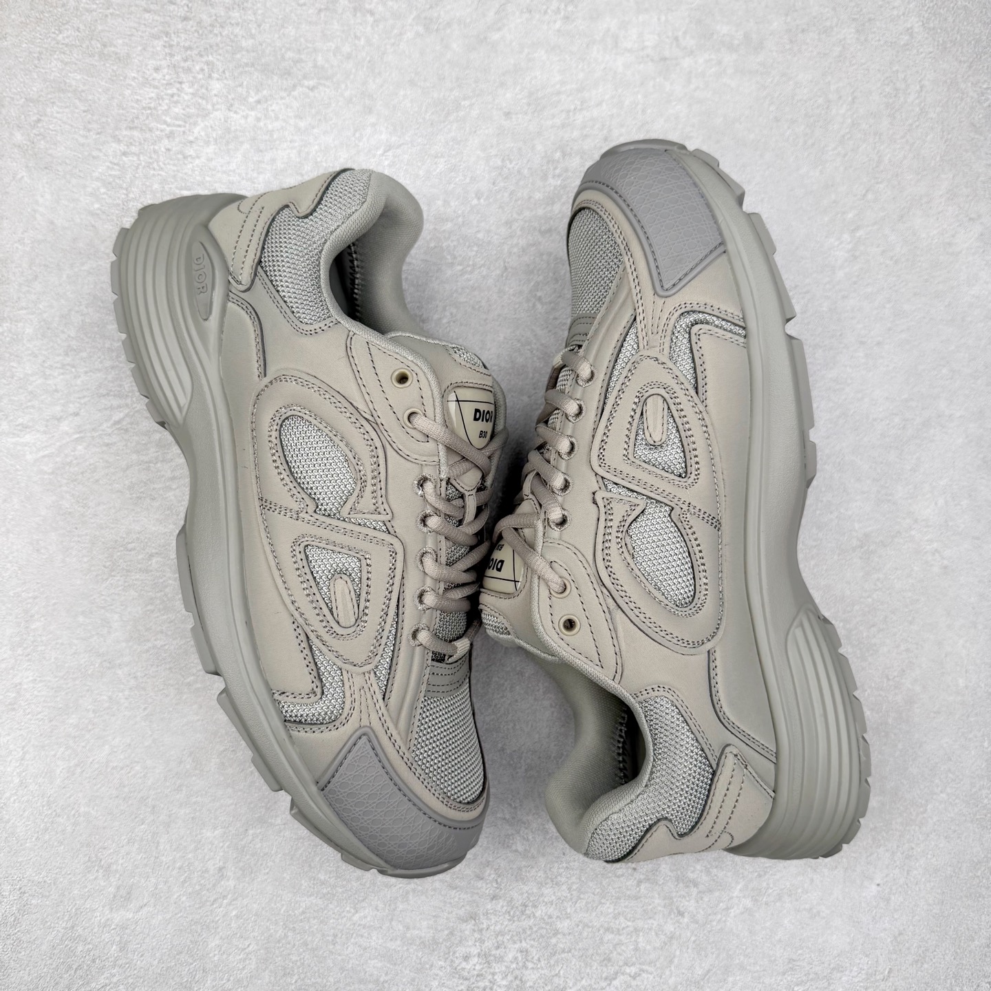 图片[3]-＃纯原福利 Dior x Stone Island 迪奥石头岛联名款B30系列休闲运动鞋老爹鞋 这次精彩的合作堪称一场别开生面的对话，展现了非凡的创意。金•琼斯 （KIM JONES）倾情呈献 DIOR AND STONEISLAND 限定系列，经典罗盘玫瑰与 DIOR 徽标相互融合 该款系列采用黑网色眼织物白和色科技料面精心制作，作饰以反光“CD30”图形标志，外格轻盈的刻雕效果橡胶鞋搭底配标志性点的缀提升格调，内弹部力细节塑造想理的舒适穿着体验可与各休式闲造型配搭，彰显尚时现代的运风动范 尺码：38 39 40 41 42 43 44 45 46 47-选品中心