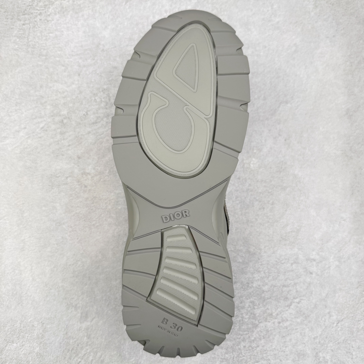 图片[9]-＃纯原福利 Dior x Stone Island 迪奥石头岛联名款B30系列休闲运动鞋老爹鞋 这次精彩的合作堪称一场别开生面的对话，展现了非凡的创意。金•琼斯 （KIM JONES）倾情呈献 DIOR AND STONEISLAND 限定系列，经典罗盘玫瑰与 DIOR 徽标相互融合 该款系列采用黑网色眼织物白和色科技料面精心制作，作饰以反光“CD30”图形标志，外格轻盈的刻雕效果橡胶鞋搭底配标志性点的缀提升格调，内弹部力细节塑造想理的舒适穿着体验可与各休式闲造型配搭，彰显尚时现代的运风动范 尺码：38 39 40 41 42 43 44 45 46 47-选品中心