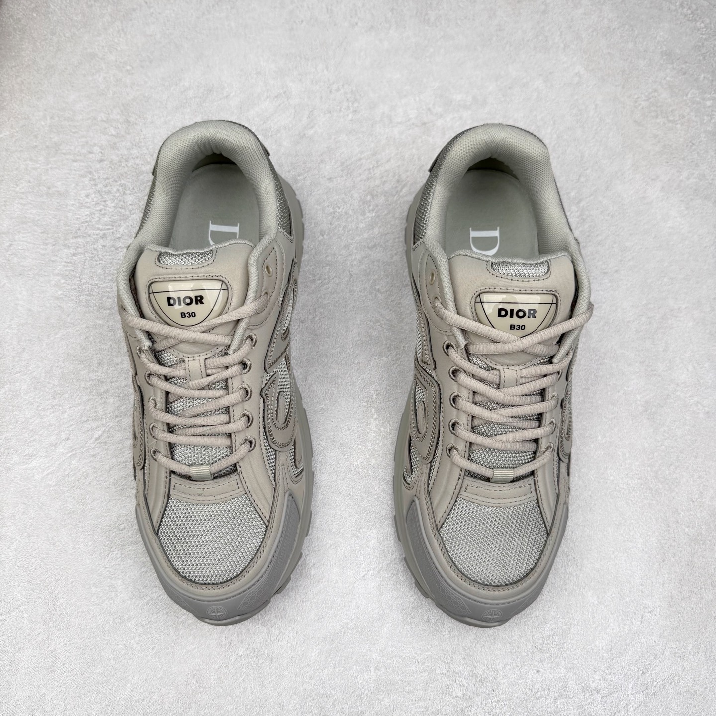 图片[2]-＃纯原福利 Dior x Stone Island 迪奥石头岛联名款B30系列休闲运动鞋老爹鞋 这次精彩的合作堪称一场别开生面的对话，展现了非凡的创意。金•琼斯 （KIM JONES）倾情呈献 DIOR AND STONEISLAND 限定系列，经典罗盘玫瑰与 DIOR 徽标相互融合 该款系列采用黑网色眼织物白和色科技料面精心制作，作饰以反光“CD30”图形标志，外格轻盈的刻雕效果橡胶鞋搭底配标志性点的缀提升格调，内弹部力细节塑造想理的舒适穿着体验可与各休式闲造型配搭，彰显尚时现代的运风动范 尺码：38 39 40 41 42 43 44 45 46 47-选品中心