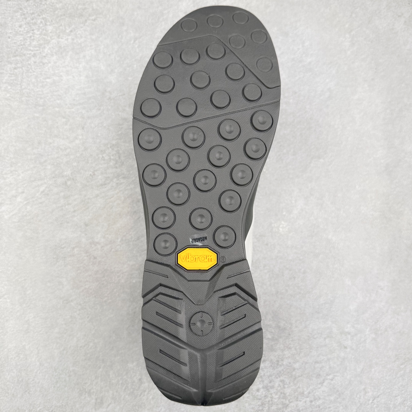 图片[9]-Arcteryx Konseal Lt 始祖鸟舒适百搭防滑耐磨低帮登山鞋 Arcteryx中文名始祖鸟 加拿大户外服饰品牌 1989年创立于加拿大温哥华 始祖鸟来自加拿大海岸山脉 植根高山的专业户外品牌 始终秉承对精湛设计和工艺孜孜以求的准则 从1989年创立至今 Arcteryx始终不断在产品设计与做工上不惜工本 以满足始祖鸟的标准 品质、设计以及精简的理念造就了其良好的性能 并能满足严苛环境下的使用需求 尺码：36 37 38 39 40 41 42 43 44 45-选品中心